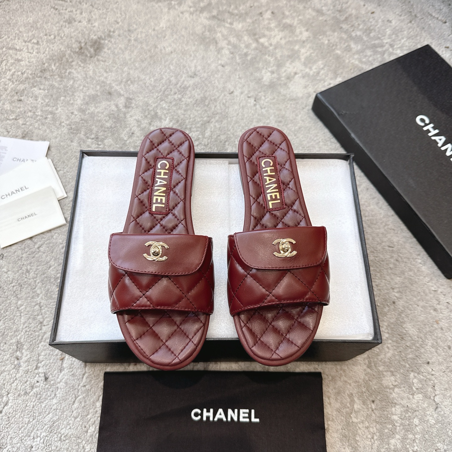 Mules CHANEL en veau, effet peau claire, style élégant