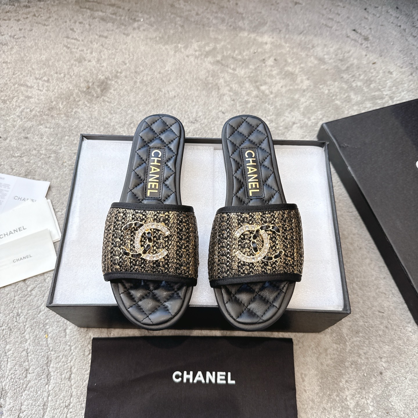 Mules CHANEL en veau, effet peau claire, style élégant