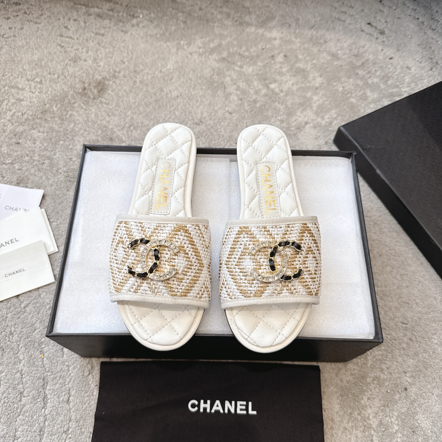 Mules CHANEL en veau, effet peau claire, style élégant