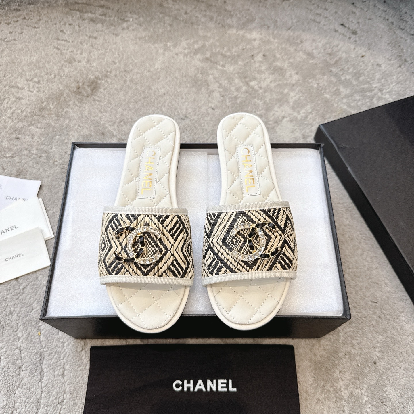 Mules CHANEL en veau, effet peau claire, style élégant