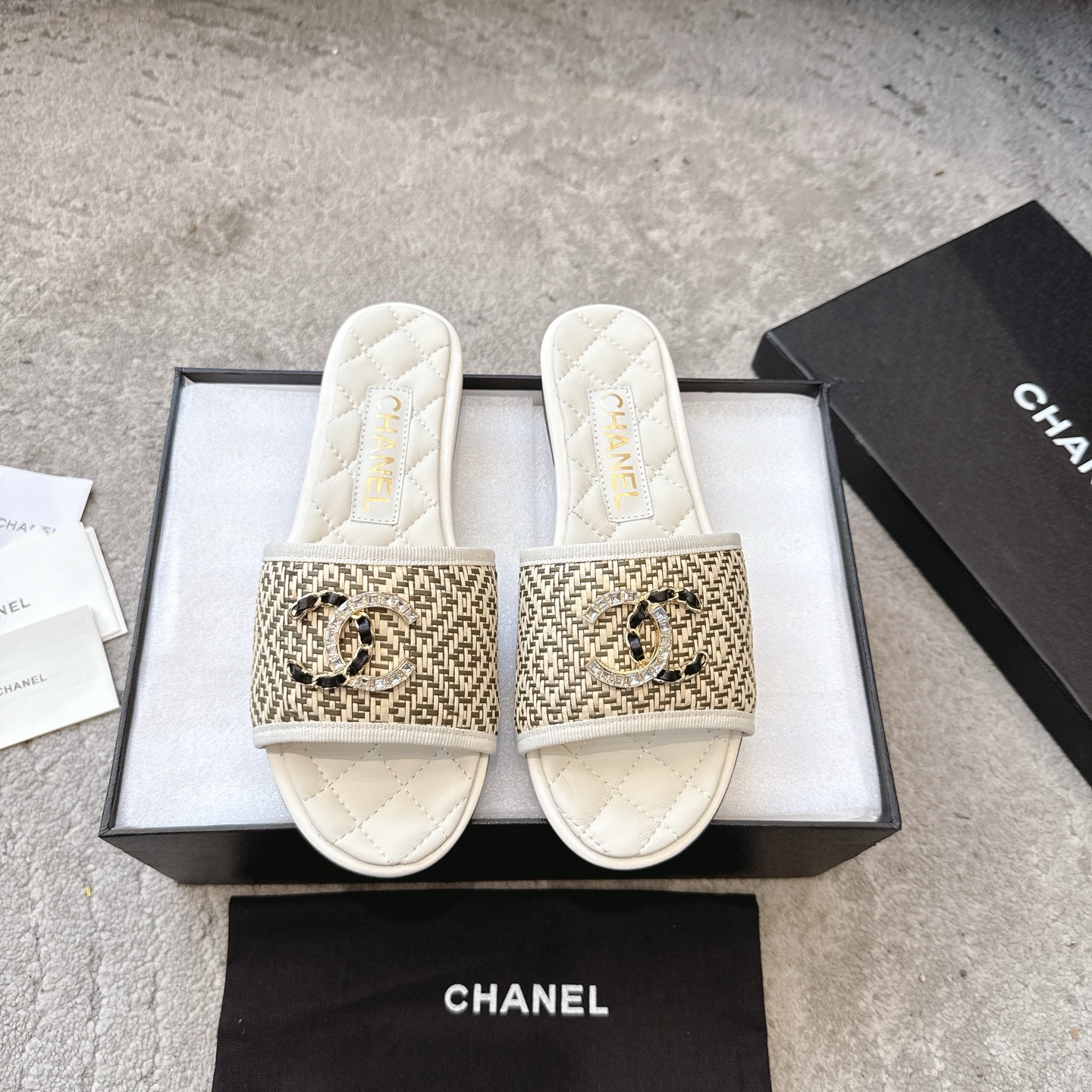 Mules CHANEL en veau, effet peau claire, style élégant
