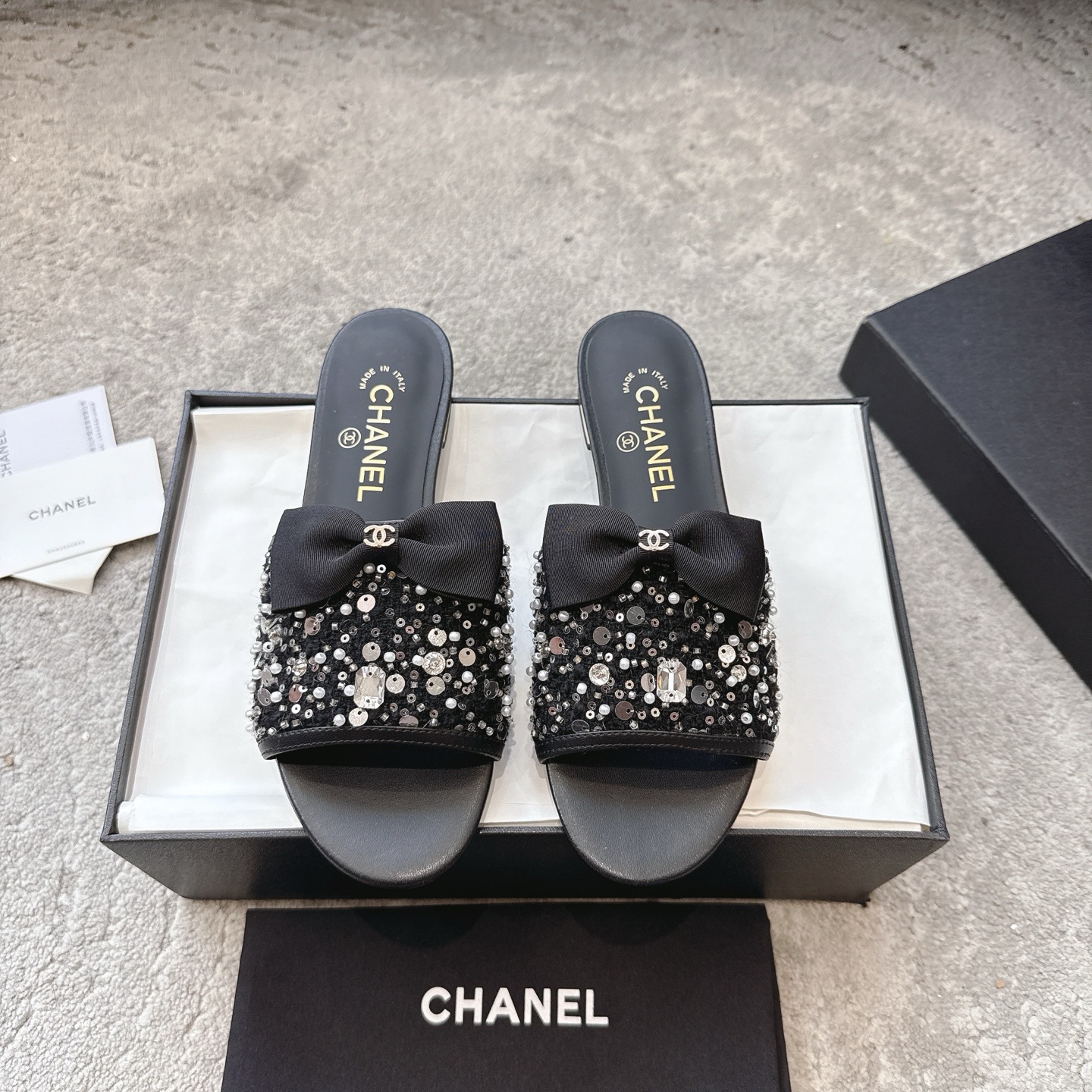 Mules CHANEL en veau, effet peau claire, style élégant