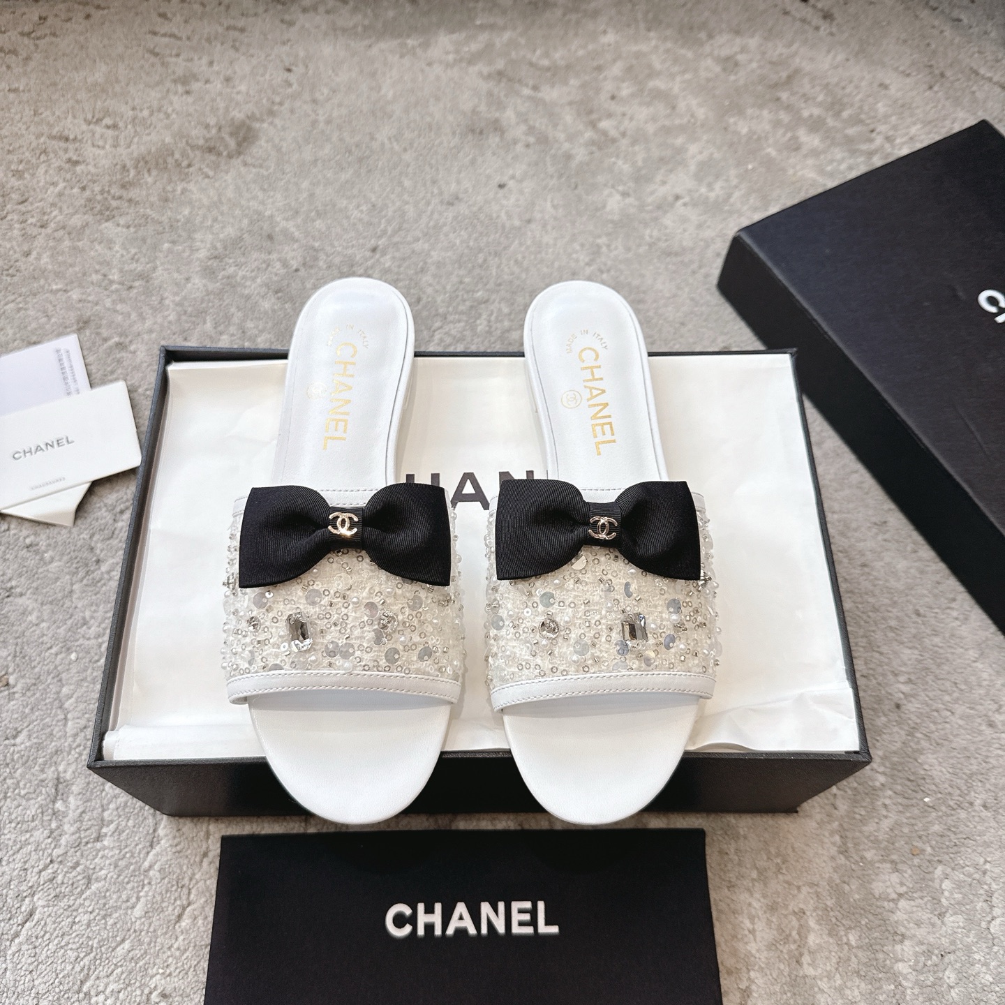 Mules CHANEL en veau, effet peau claire, style élégant