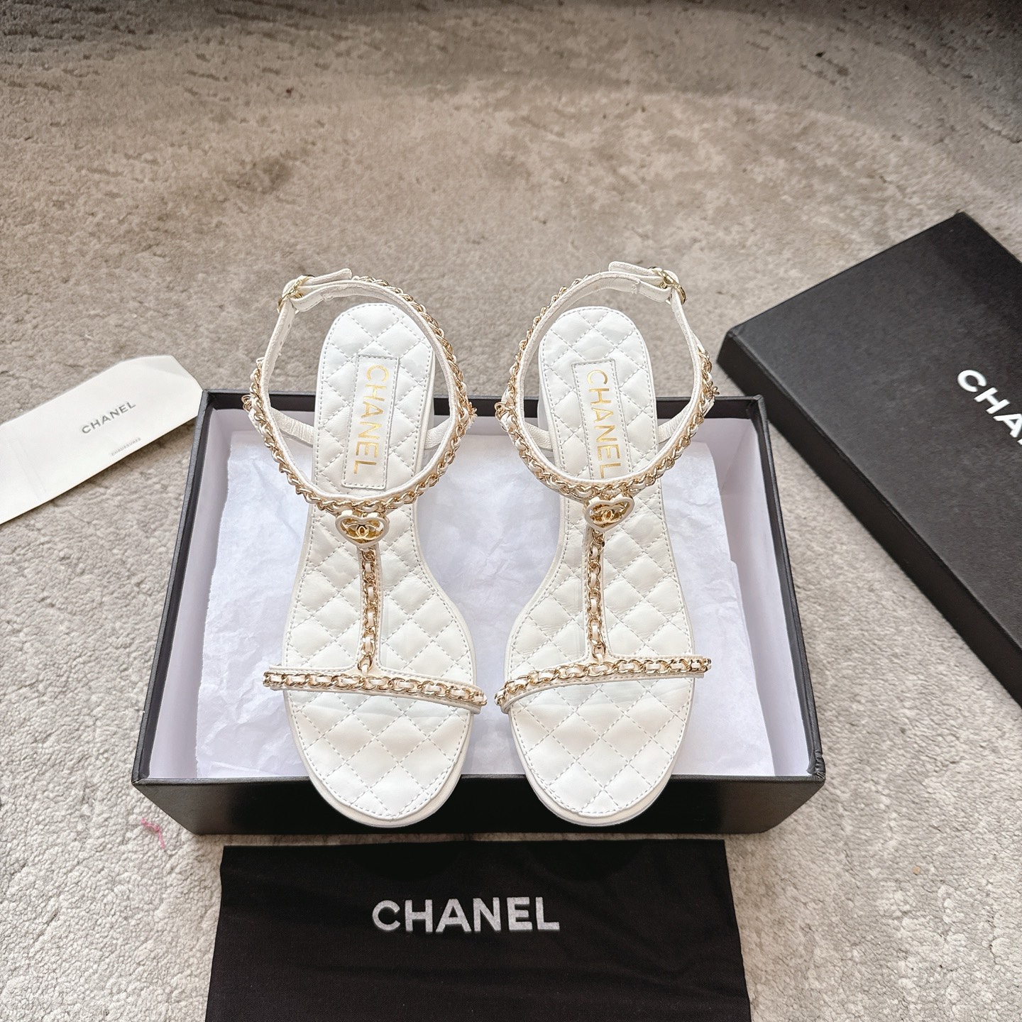 CHANEL сандалі скураныя, робяць ногі светлымі, элегантныя