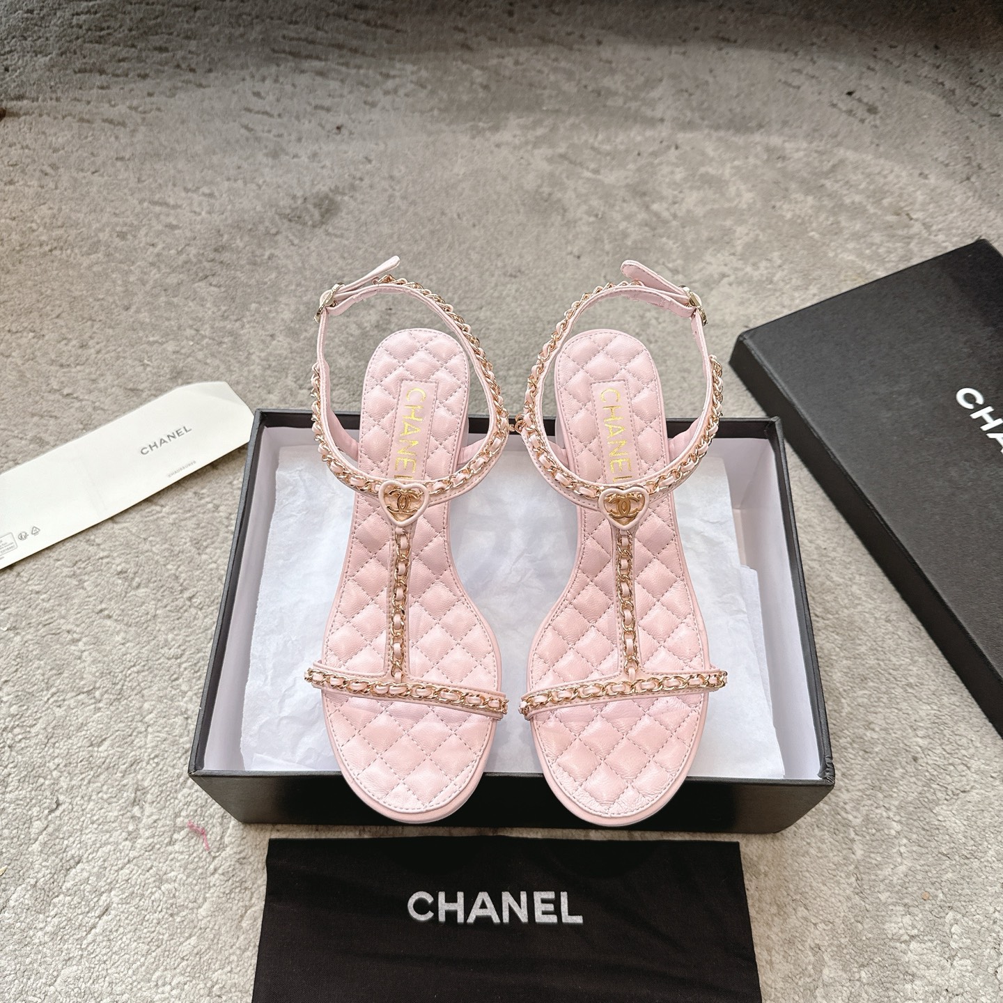 CHANEL сандалі скураныя, робяць скуру ног белай, элегантны фасон