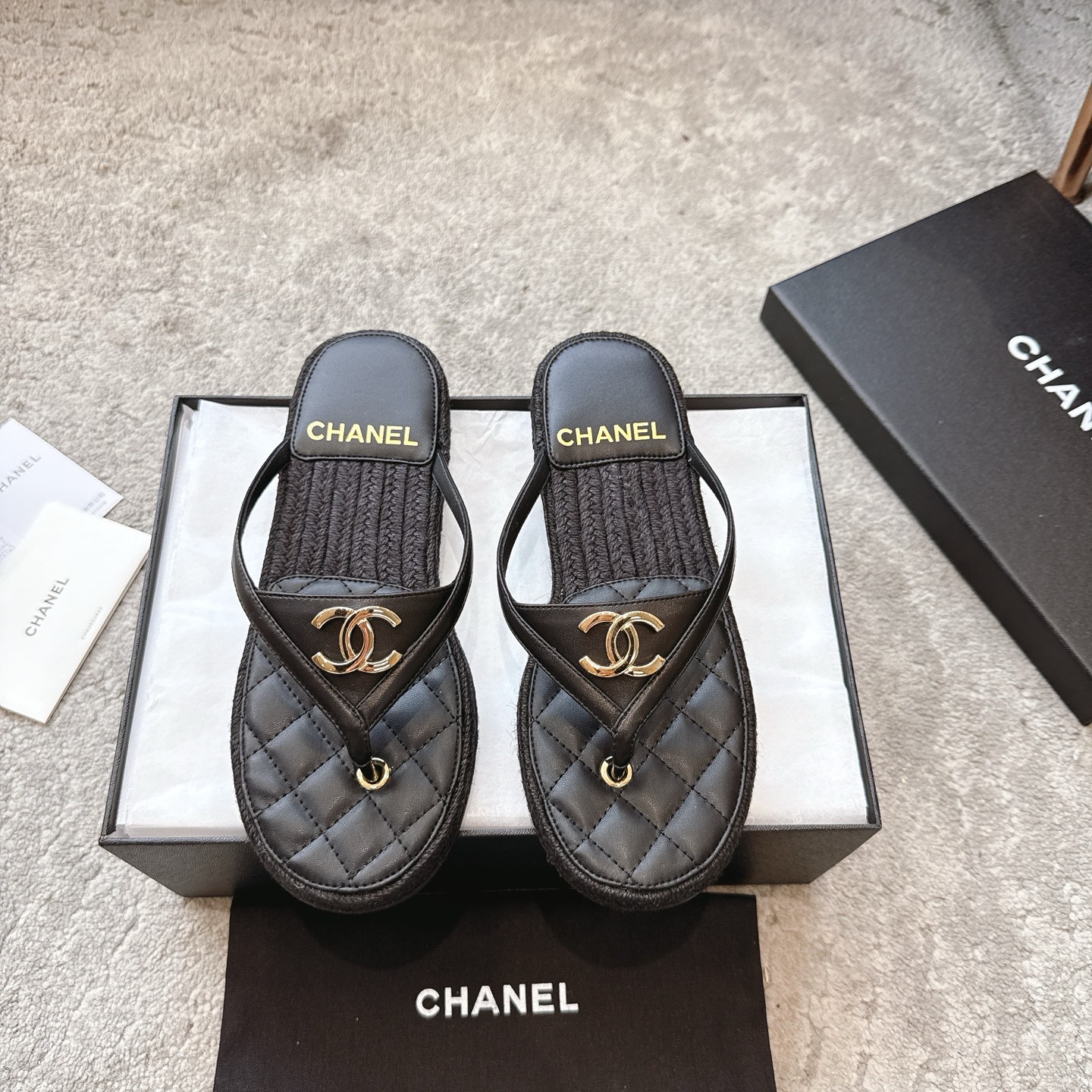 Mules CHANEL en veau, effet peau claire, style élégant