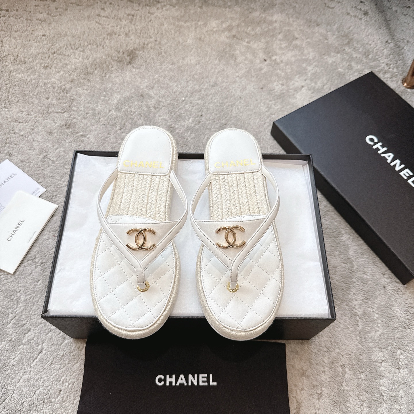 Mules CHANEL en veau, effet peau claire, style élégant