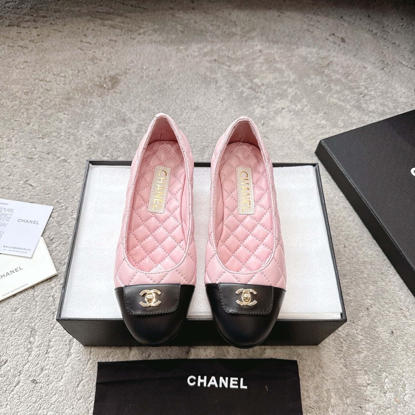 CHANEL Mary Jane сандалии подиумная модель подкладка из овечьей кожи подошва из натуральной итальянской кожи подчеркивает белизну кожи и добавляет элегантности