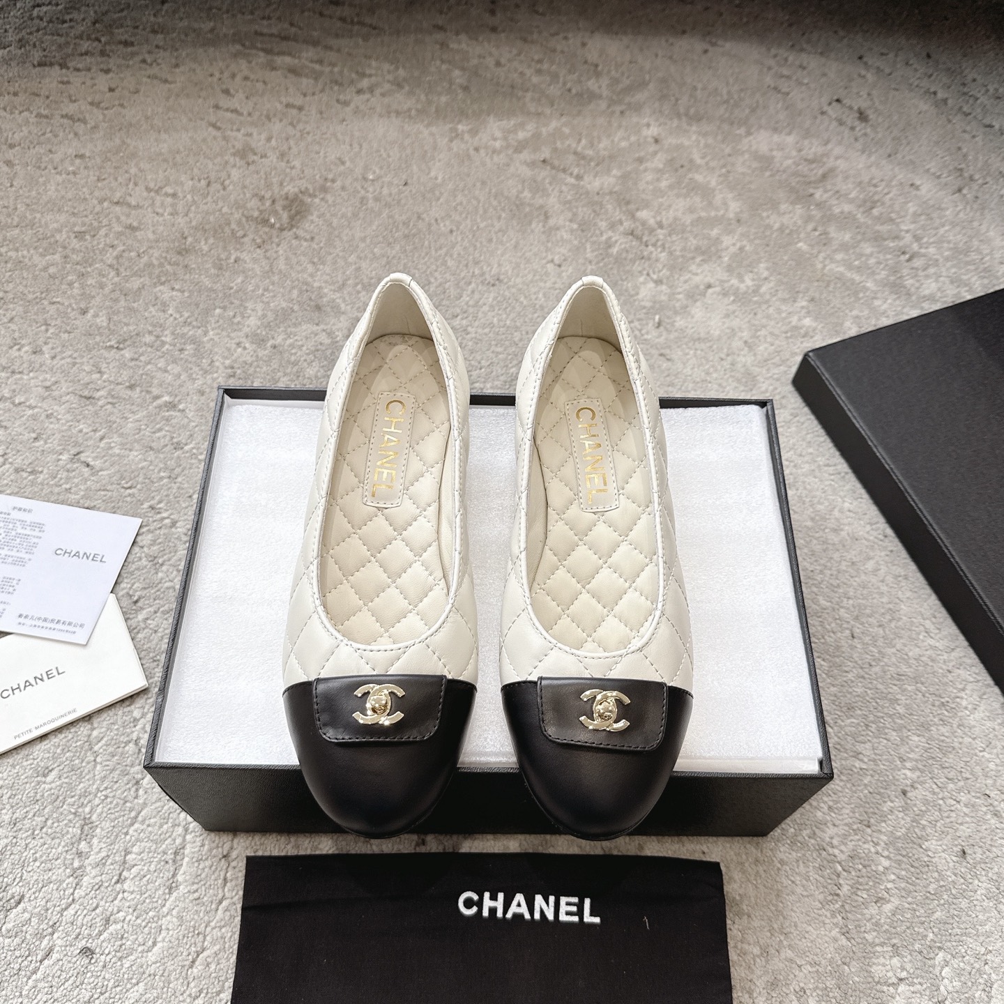 CHANEL Mary Jane сандалии подиумная модель подкладка из овечьей кожи подошва из натуральной итальянской кожи подчеркивает белизну кожи и добавляет элегантности
