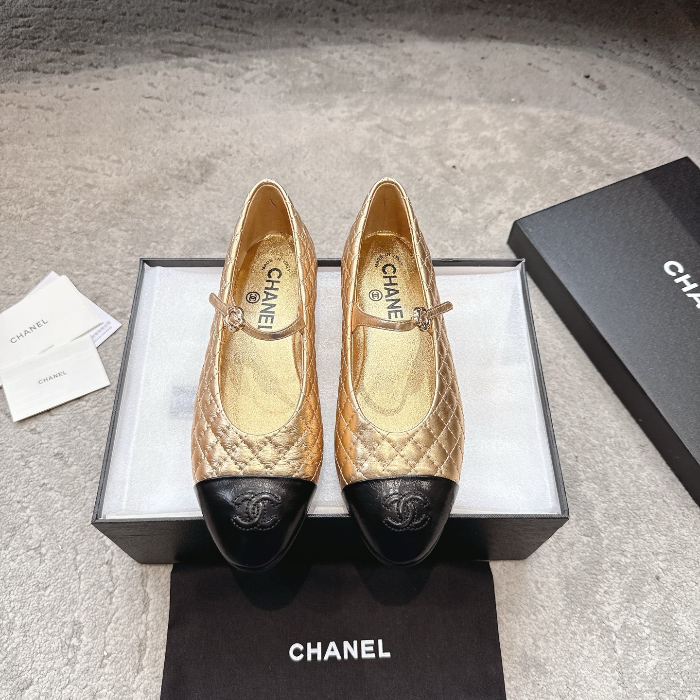NO:439620,CHANEL Chanel's latest velvet ballet shoes with mid-band velvet ballet shoes with mid-band slim color matching, very good wrapping on the feet, slim on the heel, it's really super exquisite! The retro Mary Jane is so good, I personally like the classic combination, which is quite the retro scent style of the 1980s, the style is novel and fashionable, the craftsmanship is perfect, mixed-bred sheepskin design, beautiful so beautiful that it's so slim and white. I think girls all have to have a pair. The most important thing is that the color is bright enough, and the steadily walking is not enough to describe her shoes that can't be put down on the ground! The beautiful little Chanel Mary Jane ballet shoes, the stars and celebrities I like are wearing, which makes me like this shoe even more girlish, and it's fairy to wear. It can be matched with various styles of white Mary Jane. Only in Xiaoxiang can it look particularly high-profile and simple  The solid color has no complex design. In spring, paired with trousers and tulle skirts can highlight a different level of high-end velvet/imported sheepskin inner sheepskin footbed sheepskin outsole leather outsole Size 35-41, single shoes, chanel, chanel, mary jane, skirts, sheepskin, Leather soles19860909批 CHANEL 香奈儿 最新中带丝绒芭蕾鞋玛丽珍 中带经典的撞色搭配,上脚包裹性非常好,上脚跟显瘦,真的是超级精致!复古的玛丽珍太对味了,个人最喜欢好经典的搭配,颇有80年代复古小香风的感觉,款式新颖时尚,工艺完美呈现,混种羊皮设计,美到六亲不认,很显瘦显白,我觉得 女孩儿们都要拥有一双,最重要的是颜色足够亮眼,健步如飞已不足以形容她如履平地,让爱不释手的鞋款! 好看的小香玛丽珍芭蕾单鞋,喜欢的明星和红人都在穿让我更加喜欢这款鞋少女心爆棚,穿上就仙,可以搭配各种风格白色玛丽珍几乎很少,只有在小香这里才能显得格外高调,简约 的纯色没有复杂设计,春天配小脚裤,纱裙都能衬托出别样的高级 鞋面专用丝绒/进口羊皮 内里羊皮 垫脚羊皮 大底真皮大底 尺码35-41,单鞋,chanel,chanel,mary jane,skirts,sheepskin,Leather soles,Women's Shoes