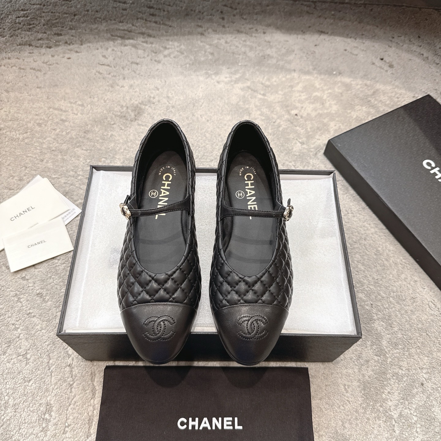 NO:439612,Chanel Xiaoxiang 25a Handicraftshop series Mary Zhen The very popular large double C design handmade car line is very time-consuming and labor-intensive. The unique method of making the double-soling can make you accidentally reveal the highlights. The car line will never take off the bottom and firmly permanently retro. The classic and rich C flavor is permanently passed on. The fabric uses original imported mixed lambskin. The inner foot pads are small goatskin. The original custom Italian leather soles. Size35-39 (40.41 custom made without return or exchange), single shoes, chanel, mary jane, sheepskin, Leather soles19860909批 Chanel 小香 25a手工坊系列玛丽珍 非常火的大双C设计手工车线非常耗时耗力 独特大底双拼做法 让你不经意露出亮点大底车线永不脱底牢固永久复古就是经典浓郁C味永久流传 面料采用原版进口混种小羊皮 内里垫脚小山羊皮 大底原版定制意大利真皮大底 Size35-39（40.41订做不退换）,单鞋,chanel,mary jane,sheepskin,Leather soles,Women's Shoes