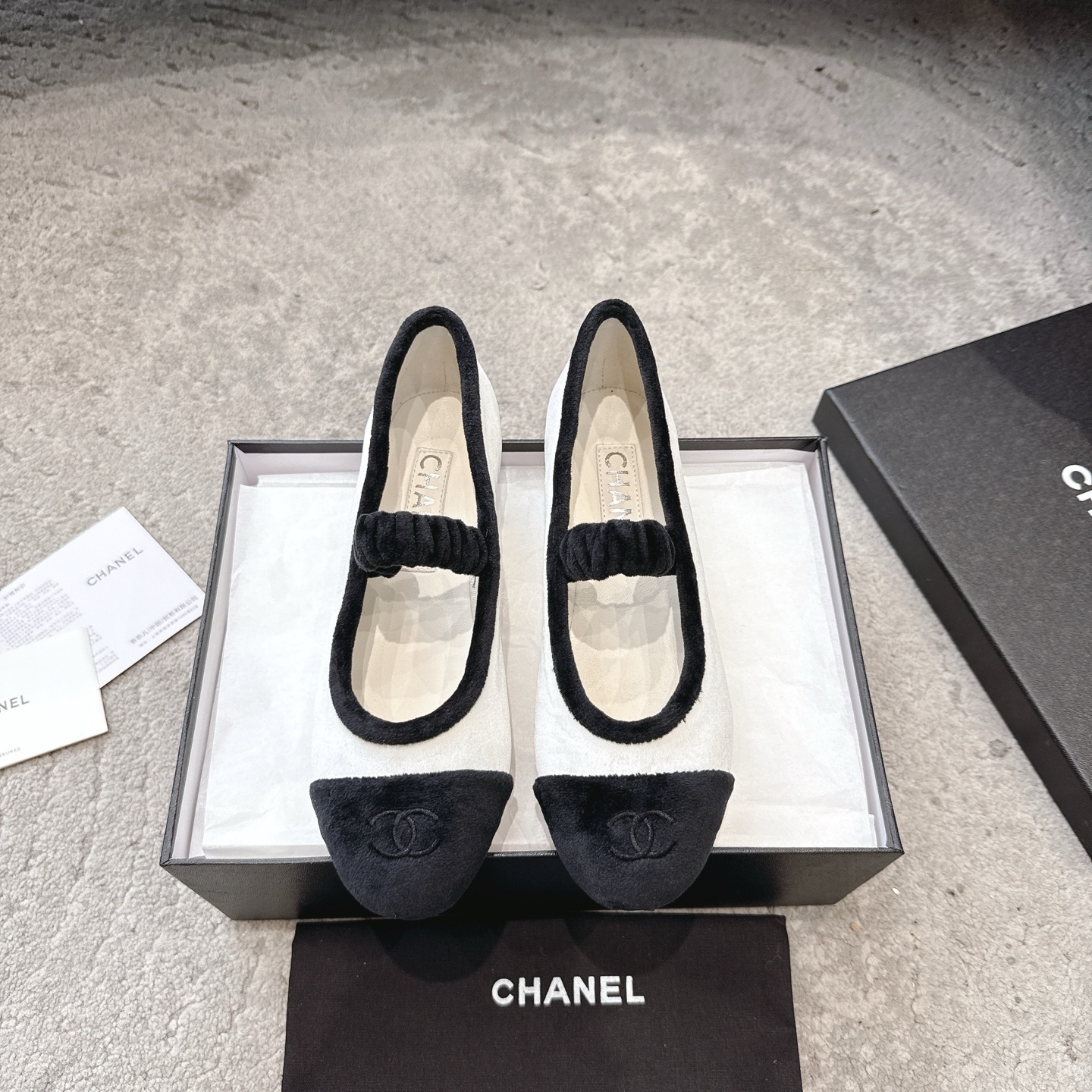 NO:439635,CHANEL Chanel's latest velvet ballet shoes with mid-band velvet ballet shoes with mid-band slim color matching, very good wrapping on the feet, slim on the heel, it's really super exquisite! The retro Mary Jane is so good, I personally like the classic combination, which is quite the retro scent style of the 1980s, the style is novel and fashionable, the craftsmanship is perfect, mixed-bred sheepskin design, beautiful so beautiful that it's so slim and white. I think girls all have to have a pair. The most important thing is that the color is bright enough, and the steadily walking is not enough to describe her shoes that can't be put down on the ground! The beautiful little Chanel Mary Jane ballet shoes, the stars and celebrities I like are wearing, which makes me like this shoe even more girlish, and it's fairy to wear. It can be matched with various styles of white Mary Jane. Only in Xiaoxiang can it look particularly high-profile and simple  The solid color has no complex design. In spring, with small feet pants and gauze skirts can highlight a different level of high-end velvet/imported sheepskin inner sheepskin footbed sheepskin outsole leather outsole Size 35-41, Mary Jane, chanel, chanel, mary jane, skirts, sheepskin, Leather soles19860909批 CHANEL 香奈儿 最新中带丝绒芭蕾鞋玛丽珍 中带经典的撞色搭配,上脚包裹性非常好,上脚跟显瘦,真的是超级精致!复古的玛丽珍太对味了,个人最喜欢好经典的搭配,颇有80年代复古小香风的感觉,款式新颖时尚,工艺完美呈现,混种羊皮设计,美到六亲不认,很显瘦显白,我觉得 女孩儿们都要拥有一双,最重要的是颜色足够亮眼,健步如飞已不足以形容她如履平地,让爱不释手的鞋款! 好看的小香玛丽珍芭蕾单鞋,喜欢的明星和红人都在穿让我更加喜欢这款鞋少女心爆棚,穿上就仙,可以搭配各种风格白色玛丽珍几乎很少,只有在小香这里才能显得格外高调,简约 的纯色没有复杂设计,春天配小脚裤,纱裙都能衬托出别样的高级 鞋面专用丝绒/进口羊皮 内里羊皮 垫脚羊皮 大底真皮大底 尺码35-41,玛丽珍,chanel,chanel,mary jane,skirts,sheepskin,Leather soles,Women's Shoes