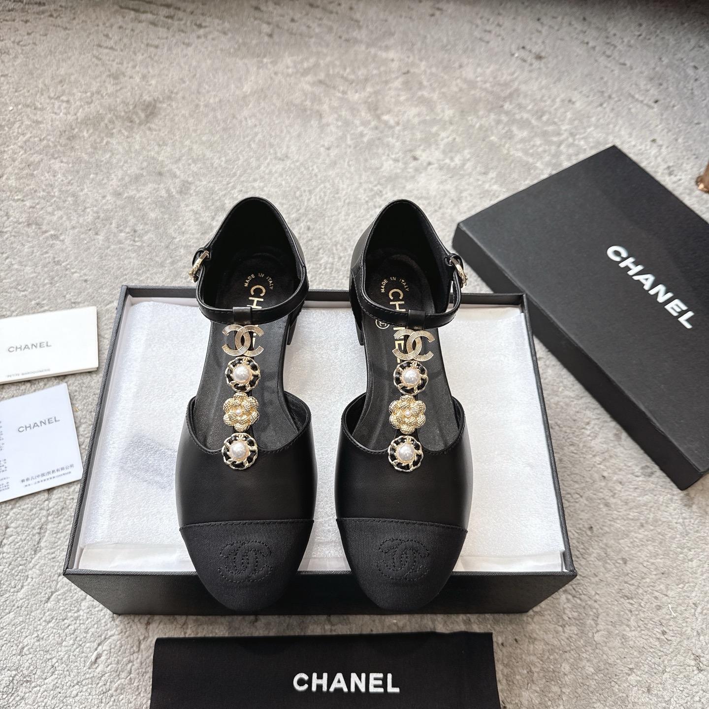 NO:439575,CHANEL CHANEL｜Xiaoxiang classic spring and summer double C buckle Pearl Camellia T-string Mary Zhen shoes hollow single shoes Love at first sight No exaggeration~ This is probably Xiaoxiang's charm. She always understands girls. Although it looks very cold, it has a unique feeling with black stockings. It is the latest model this year. I know you will like it. It is really good-looking on the feet. The round and pointed last is not picky about the shape of the feet. The wide and fat feet look slim. The cloth scalp surface is spliced. It has a visual impact. The inner is made of sheepskin. It is huge and soft and comfortable~ Italian A-grade dyed leather soles. The hanging and plating hardware buckle (it is not easy to fade when worn for a long time) Size35-39 (customized by 40, 41, 42), Mary Zhen, chanel, chanel, mary jane, sheepskin, Leather soles19860909批 CHANEL 香奈儿｜小香经典春夏双C扣 珍珠山茶花T字带玛丽珍鞋中空单鞋 对它一见钟情 不夸张哦～ 这大概就是小香的魅力 总是很懂女生 虽然看上去很冷但配上黑丝袜特有感觉 是今年的最新款来着 知道你们一定会喜欢 上脚也确实好看 圆尖的楦头对脚型完全不挑 宽胖脚穿也显瘦 布头皮面拼接 视觉上很有冲击感 内里是羊皮材质 巨柔软巨舒服哦～ 意大利A级透染真皮大底 挂镀工艺五金扣（长期穿着不易掉色） Size35-39（40、41、42定制）,玛丽珍,chanel,chanel,mary jane,sheepskin,Leather soles,Women's Shoes