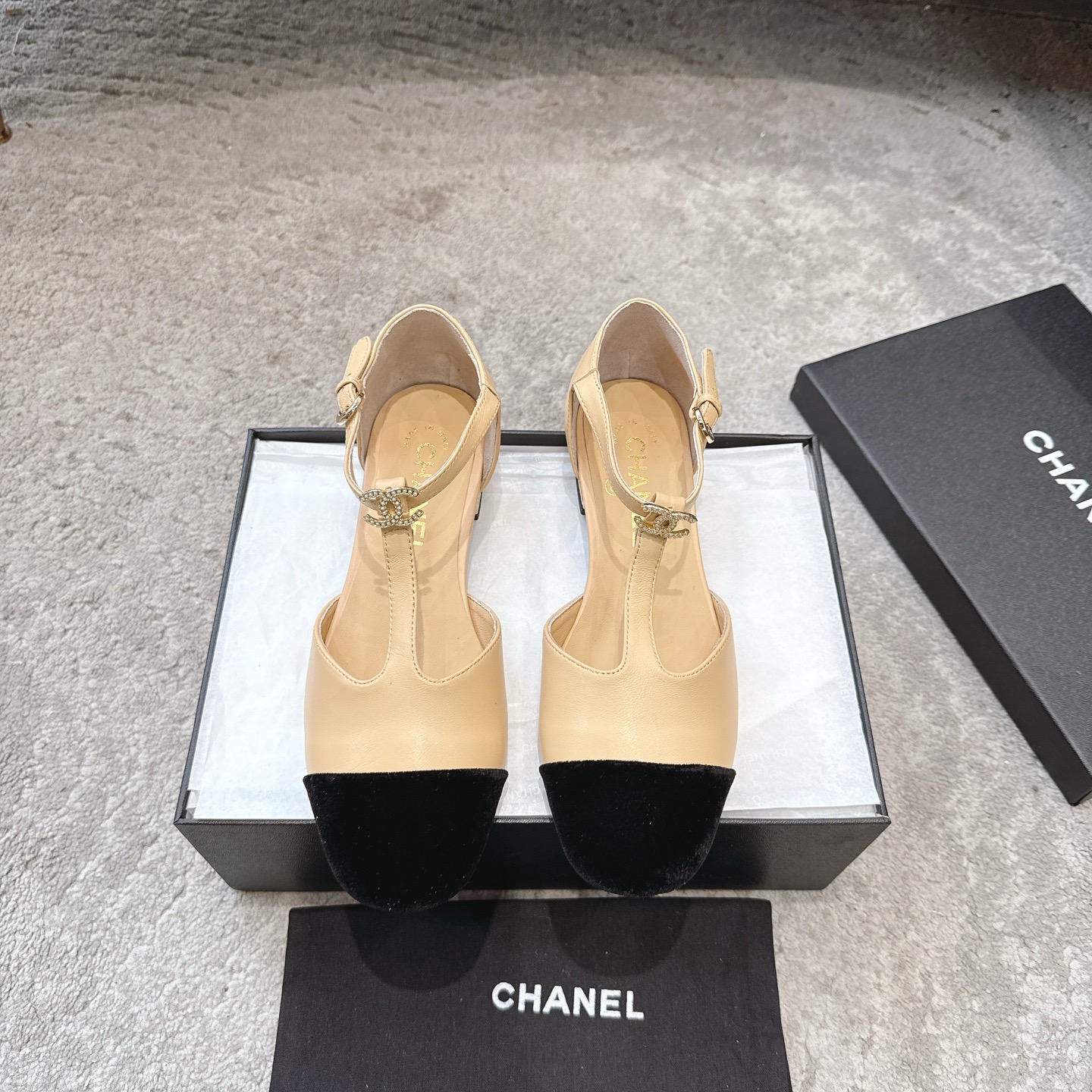 NO:439588,CHANEL 25A early autumn new style Xiaoxiang, pearl double C buckle T-strip Mary Zhen single shoes pearl heel buckle single shoes doll shoe design, cute so much that the rich family feels like a daughter, retro sweet and age-reducing!  Mary Jane’s unique noble texture can fully practice various combinations of beauty, with beauty and comfort coexisting. Who can not be moved?  The high-end simple style is not out of date when repeatedly wearing it, vividly interpreting the charm of the exclusive fragrance grandma and creating more possibilities!  Original mold opening hardware buckle, upper lambskin/silk satin inner foot pad sheepskin sole Italian leather outsole size 35-39 (34, 40, 41, 42 custom made without return or exchange), sandals, chanel, sandals, mary jane, sheepskin, real silk, Leather soles19860909批 CHANEL 25A早秋新款小香 珍珠双C扣T字带玛丽珍单鞋珍珠跟搭扣单鞋 娃娃鞋设计 可爱到爆炸富家千金即视感 复古甜美减龄拿捏了！玛丽珍独有的高贵质感 可尽情实践关于美的各种搭配,美貌与舒适并存 试问谁能不心动呢？高级简约款反复穿也不过时 生动诠释专属香奶奶的魅力 塑造更多可能性！ 原版开模五金扣 鞋面小羊皮/真丝缎面 内里垫脚羊皮 鞋底意大利真皮大底 码数35-39（34、40、41、42定做不退换）,凉鞋,chanel,sandals,mary jane,sheepskin,real silk,Leather soles,Women's Shoes