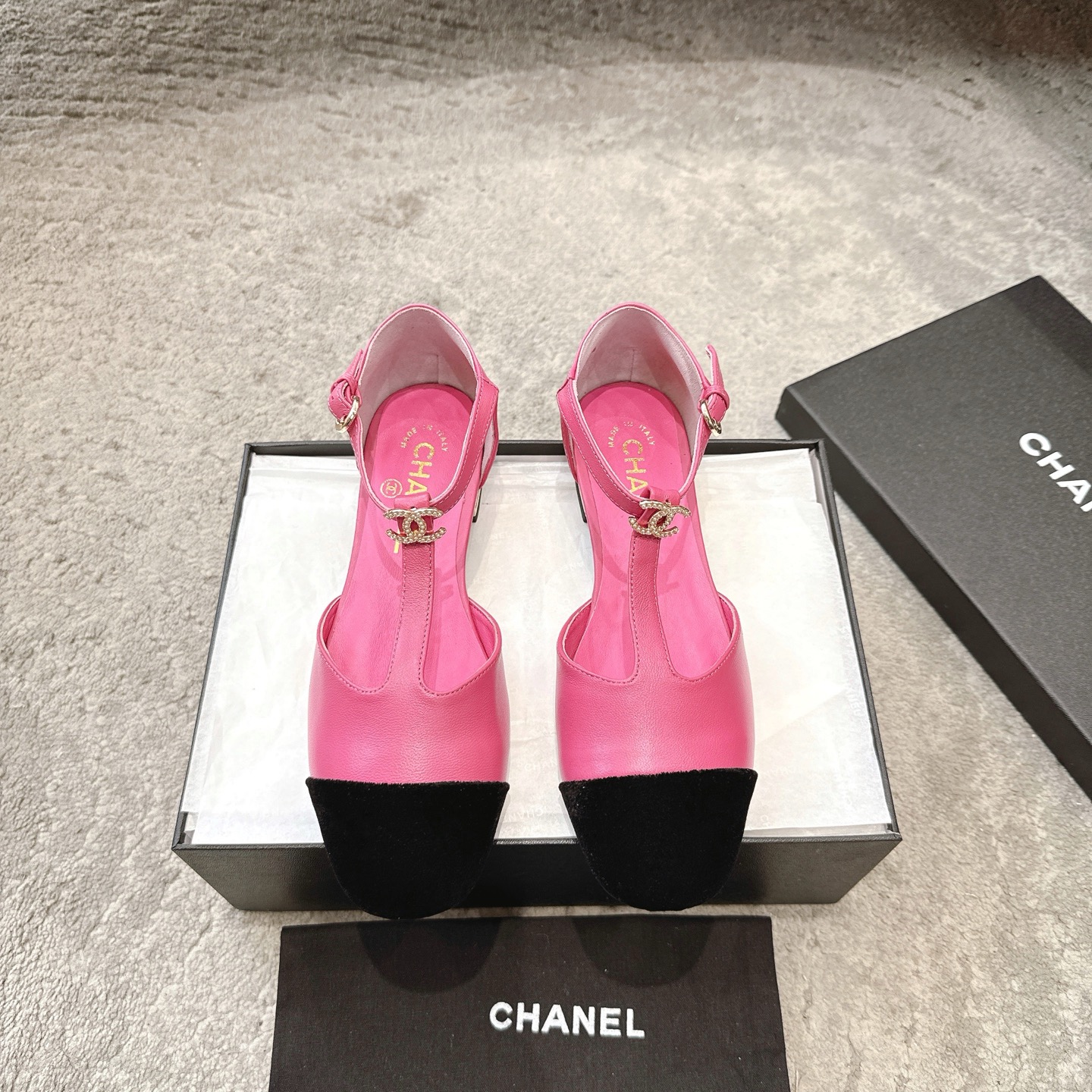 NO:439596,CHANEL 25A early autumn new style Xiaoxiang, pearl double C buckle T-strip Mary Zhen single shoes pearl heel buckle single shoes doll shoe design, cute so much that the rich family feels like a daughter, retro sweet and age-reducing!  Mary Jane’s unique noble texture can fully practice various combinations of beauty, with beauty and comfort coexisting. Who can not be moved?  The high-end simple style is not out of date when repeatedly wearing it, vividly interpreting the charm of the exclusive fragrance grandma and creating more possibilities!  Original mold opening hardware buckle, upper lambskin/silk satin inner foot pad sheepskin sole Italian leather outsole size 35-39 (34, 40, 41, 42 custom made without return or exchange), sandals, chanel, sandals, mary jane, sheepskin, real silk, Leather soles19860909批 CHANEL 25A早秋新款小香 珍珠双C扣T字带玛丽珍单鞋珍珠跟搭扣单鞋 娃娃鞋设计 可爱到爆炸富家千金即视感 复古甜美减龄拿捏了！玛丽珍独有的高贵质感 可尽情实践关于美的各种搭配,美貌与舒适并存 试问谁能不心动呢？高级简约款反复穿也不过时 生动诠释专属香奶奶的魅力 塑造更多可能性！ 原版开模五金扣 鞋面小羊皮/真丝缎面 内里垫脚羊皮 鞋底意大利真皮大底 码数35-39（34、40、41、42定做不退换）,凉鞋,chanel,sandals,mary jane,sheepskin,real silk,Leather soles,Women's Shoes