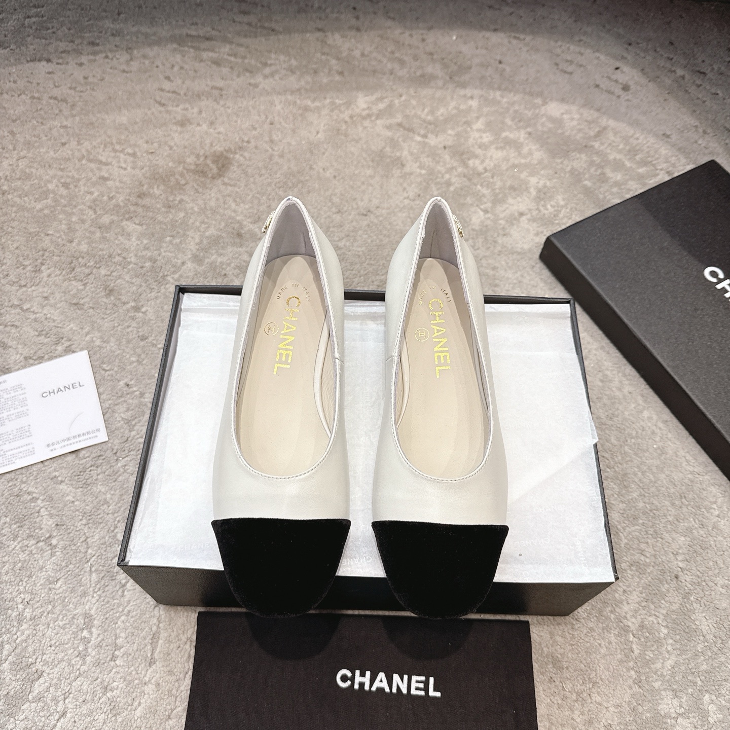 NO:439604,CHANEL 25A early autumn new style Xiaoxiang, pearl double C buckle T-strip Mary Zhen single shoes pearl heel buckle single shoes doll shoe design, cute so much that the rich family feels like a daughter, retro sweet and age-reducing!  Mary Jane’s unique noble texture can fully practice various combinations of beauty, with beauty and comfort coexisting. Who can not be moved?  The high-end simple style is not out of date when repeatedly wearing it, vividly interpreting the charm of the exclusive fragrance grandma and creating more possibilities!  Original mold opening hardware buckle, upper lambskin/silk satin inner foot pad sheepskin sole Italian leather outsole size 35-39 (34, 40, 41, 42 custom made without return or exchange), high heels single shoes, chanel, mary jane, high heels, sheepskin, real silk, Leather soles19860909批 CHANEL 25A早秋新款小香 珍珠双C扣T字带玛丽珍单鞋珍珠跟搭扣单鞋 娃娃鞋设计 可爱到爆炸富家千金即视感 复古甜美减龄拿捏了！玛丽珍独有的高贵质感 可尽情实践关于美的各种搭配,美貌与舒适并存 试问谁能不心动呢？高级简约款反复穿也不过时 生动诠释专属香奶奶的魅力 塑造更多可能性！ 原版开模五金扣 鞋面小羊皮/真丝缎面 内里垫脚羊皮 鞋底意大利真皮大底 码数35-39（34、40、41、42定做不退换）,高跟鞋单鞋,chanel,mary jane,high heels,sheepskin,real silk,Leather soles,Women's Shoes