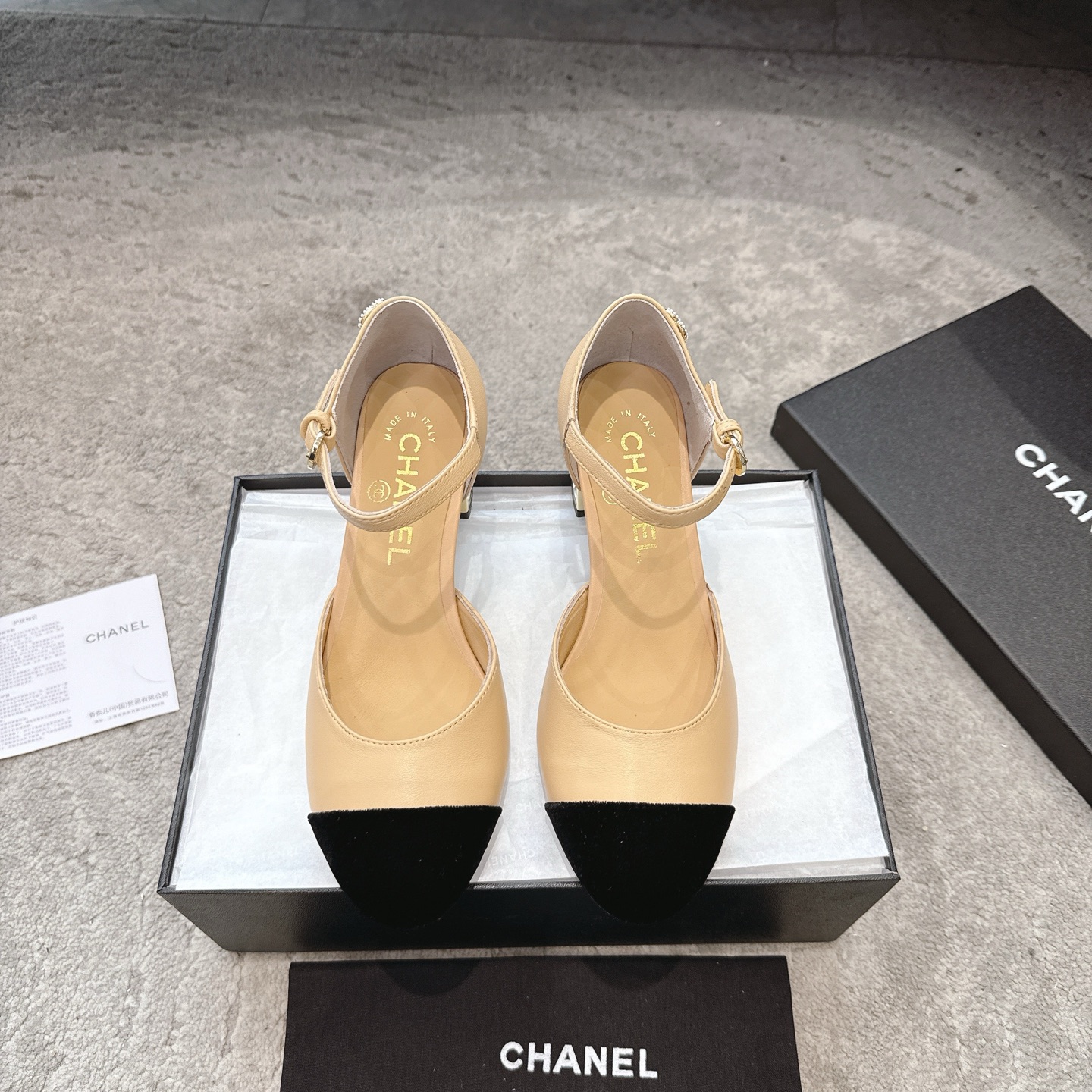 NO:439572,CHANEL 25A early autumn new style Xiaoxiang, pearl double C buckle T-strip Mary Zhen single shoes pearl heel buckle single shoes doll shoe design, cute so much that the rich family feels like a daughter, retro sweet and age-reducing!  Mary Jane’s unique noble texture can fully practice various combinations of beauty, with beauty and comfort coexisting. Who can not be moved?  The high-end simple style is not out of date when repeatedly wearing it, vividly interpreting the charm of the exclusive fragrance grandma and creating more possibilities!  Original mold opening hardware buckle, upper lambskin/silk satin inner foot pad sheepskin sole Italian leather outsole size 35-39 (34, 40, 41, 42 custom made without return or exchange), sandals, chanel, sandals, mary jane, sheepskin, real silk, Leather soles19860909批 CHANEL 25A早秋新款小香 珍珠双C扣T字带玛丽珍单鞋珍珠跟搭扣单鞋 娃娃鞋设计 可爱到爆炸富家千金即视感 复古甜美减龄拿捏了！玛丽珍独有的高贵质感 可尽情实践关于美的各种搭配,美貌与舒适并存 试问谁能不心动呢？高级简约款反复穿也不过时 生动诠释专属香奶奶的魅力 塑造更多可能性！ 原版开模五金扣 鞋面小羊皮/真丝缎面 内里垫脚羊皮 鞋底意大利真皮大底 码数35-39（34、40、41、42定做不退换）,凉鞋,chanel,sandals,mary jane,sheepskin,real silk,Leather soles,Women's Shoes