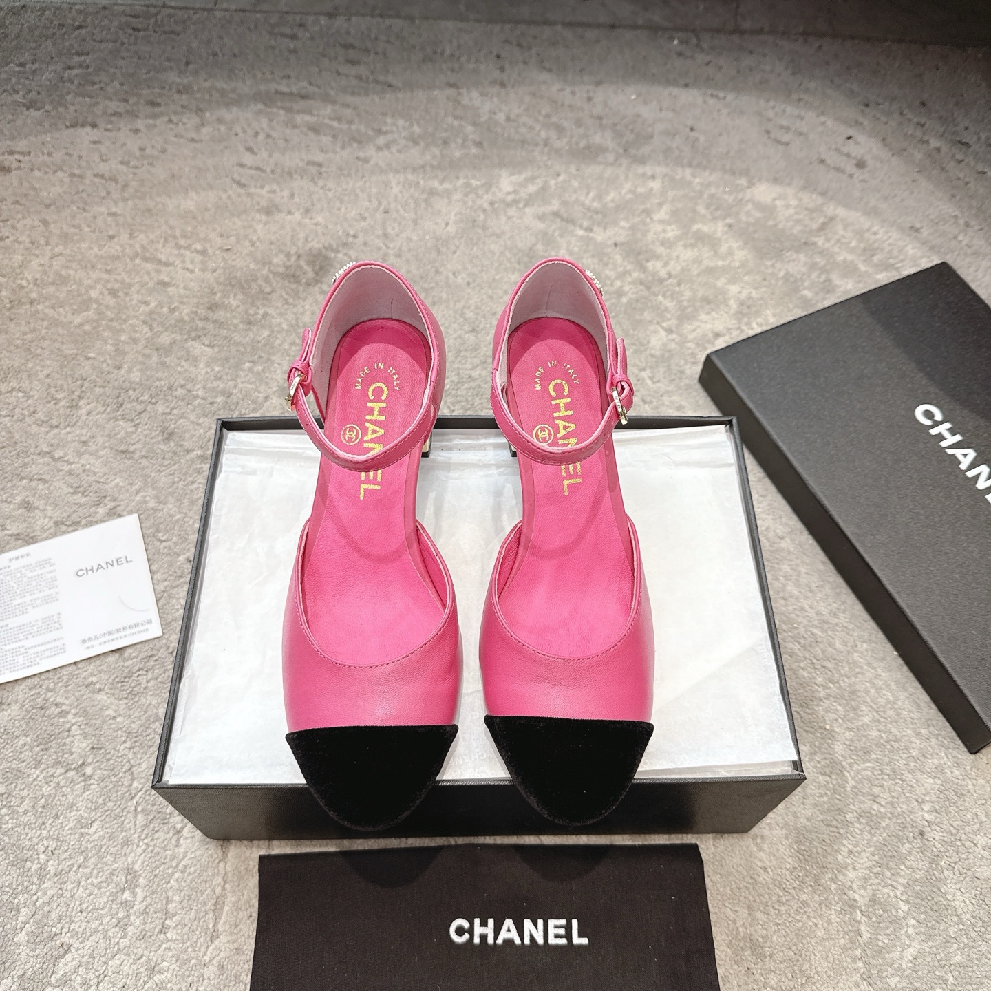 NO:439580,CHANEL 25A early autumn new style Xiaoxiang, pearl double C buckle T-strip Mary Zhen single shoes pearl heel buckle single shoes doll shoe design, cute so much that the rich family feels like a daughter, retro sweet and age-reducing!  Mary Jane’s unique noble texture can fully practice various combinations of beauty, with beauty and comfort coexisting. Who can not be moved?  The high-end simple style is not out of date when repeatedly wearing it, vividly interpreting the charm of the exclusive fragrance grandma and creating more possibilities!  Original mold opening hardware buckle, upper lambskin/silk satin inner foot pad sheepskin sole Italian leather outsole size 35-39 (34, 40, 41, 42 custom made without return or exchange), sandals, chanel, sandals, mary jane, sheepskin, real silk, Leather soles19860909批 CHANEL 25A早秋新款小香 珍珠双C扣T字带玛丽珍单鞋珍珠跟搭扣单鞋 娃娃鞋设计 可爱到爆炸富家千金即视感 复古甜美减龄拿捏了！玛丽珍独有的高贵质感 可尽情实践关于美的各种搭配,美貌与舒适并存 试问谁能不心动呢？高级简约款反复穿也不过时 生动诠释专属香奶奶的魅力 塑造更多可能性！ 原版开模五金扣 鞋面小羊皮/真丝缎面 内里垫脚羊皮 鞋底意大利真皮大底 码数35-39（34、40、41、42定做不退换）,凉鞋,chanel,sandals,mary jane,sheepskin,real silk,Leather soles,Women's Shoes