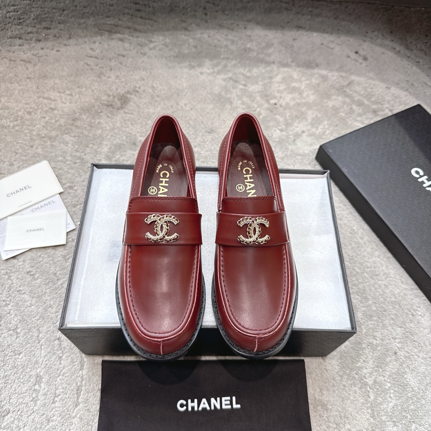 NO:475296,Chanel 25a new loafers in autumn and winter, a must-have hot product for Xiangjia, a new loafer, a simple and high-end design, super versatile! Double C logo embellishment! Imported cowhide The texture of natural animal leather visible to the naked eye! Top version, no pressure in and out of the cabinet, very book-like and elegant on the feet, super good foot feel, versatile items, goddess series, with the elegant and famous temperament of Xiangjia, super durable, irresistible, heart-wonderful... Upper cowhide/suede, inner sheepskin, imported genuine leather sole Size: 35-41 (41 custom made without return or exchange), loafers, chanel, chanel, loafers, cowhide, sheepskin, chamois leather, Leather soles19860909Chanel 25a新款乐福鞋秋冬 香家必备爆款 香奶奶新品乐福鞋 设计简约高级,超级百搭款！双C logo点缀！进口牛皮肉眼可见的天然动物皮革的质感！顶级版本 进出柜柜无压力 上脚很有书香气质 脚感超好 百搭单品 女神系列,拥有香家特色优雅名媛气质,超级耐看,让人无法抗拒,心动ing…… 鞋面牛皮/麂皮 內里羊皮 大底进口真皮大底 码数:35-41（41定制不退换）,乐福鞋,chanel,chanel,loafers,cowhide,sheepskin,chamois leather,Leather soles,Women's Shoes