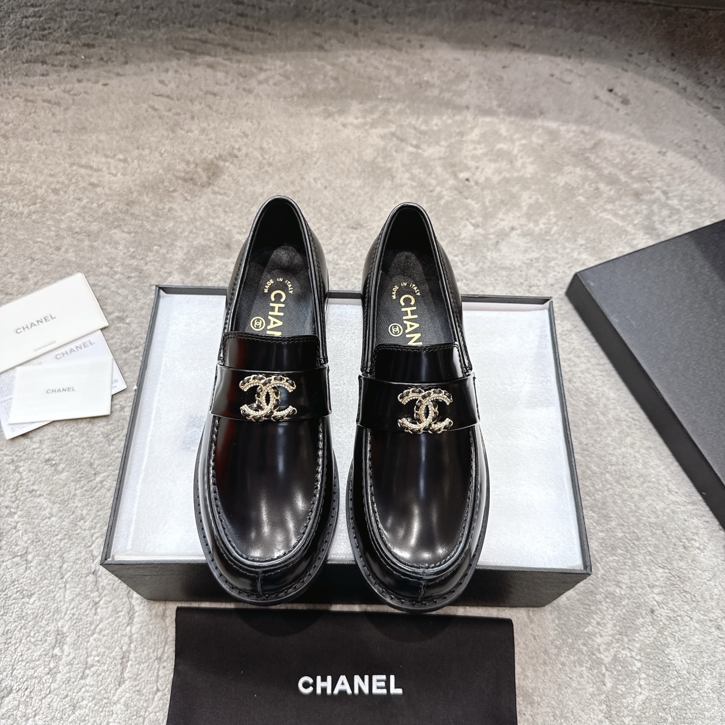 NO:475303,Chanel 25a new loafers in autumn and winter, a must-have hot product for Xiangjia, a new loafer, a simple and high-end design, super versatile! Double C logo embellishment! Imported cowhide The texture of natural animal leather visible to the naked eye! Top version, no pressure in and out of the cabinet, very book-like and elegant on the feet, super good feet, versatile items, goddess series, with the elegant and famous temperament of Xiangjia, super durable, irresistible, heart-wonderful... Upper cowhide/suede, inner sheepskin, imported genuine leather sole Size: 35-41 (41 custom made without return, loafers, chanel, chanel, loafers, cowhide, sheepskin, chamois leather, Leather soles19860909Chanel 25a新款乐福鞋秋冬 香家必备爆款 香奶奶新品乐福鞋 设计简约高级,超级百搭款！双C logo点缀！进口牛皮肉眼可见的天然动物皮革的质感！顶级版本 进出柜柜无压力 上脚很有书香气质 脚感超好 百搭单品 女神系列,拥有香家特色优雅名媛气质,超级耐看,让人无法抗拒,心动ing…… 鞋面牛皮/麂皮 內里羊皮 大底进口真皮大底 码数:35-41（41定制不退换,乐福鞋,chanel,chanel,loafers,cowhide,sheepskin,chamois leather,Leather soles,Women's Shoes