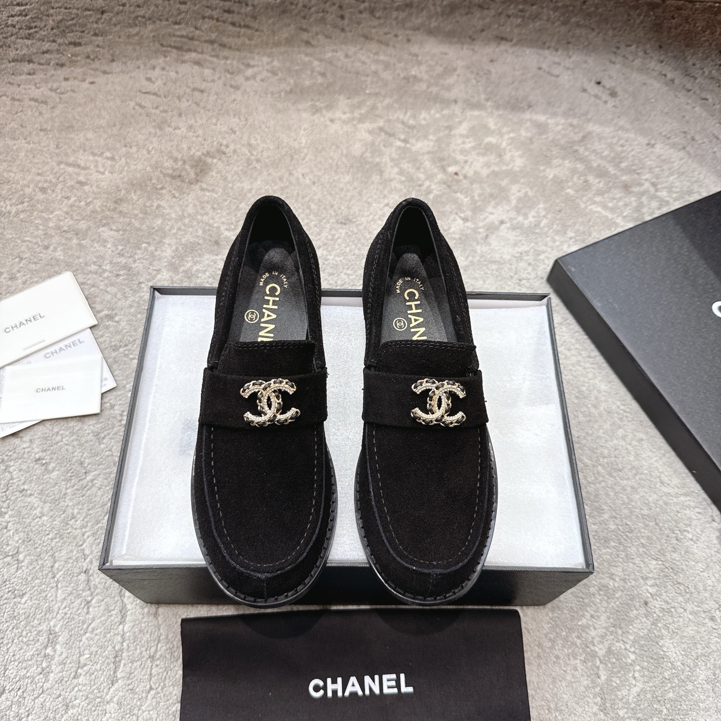 NO:475309,Chanel 25a new loafers in autumn and winter, a must-have hot product for Xiangjia, a new loafer, a simple and high-end design, super versatile! Double C logo embellishment! Imported cowhide The texture of natural animal leather visible to the naked eye! Top version, no pressure in and out of the cabinet, very book-like and elegant on the feet, super good foot feel, versatile items, goddess series, with the elegant and famous temperament of Xiangjia, super durable, irresistible, heart-wonderful... Upper cowhide/suede, inner sheepskin, imported genuine leather sole Size: 35-41 (41 custom made without return or exchange), loafers, chanel, chanel, loafers, cowhide, sheepskin, chamois leather, Leather soles19860909Chanel 25a新款乐福鞋秋冬 香家必备爆款 香奶奶新品乐福鞋 设计简约高级,超级百搭款！双C logo点缀！进口牛皮肉眼可见的天然动物皮革的质感！顶级版本 进出柜柜无压力 上脚很有书香气质 脚感超好 百搭单品 女神系列,拥有香家特色优雅名媛气质,超级耐看,让人无法抗拒,心动ing…… 鞋面牛皮/麂皮 內里羊皮 大底进口真皮大底 码数:35-41（41定制不退换）,乐福鞋,chanel,chanel,loafers,cowhide,sheepskin,chamois leather,Leather soles,Women's Shoes