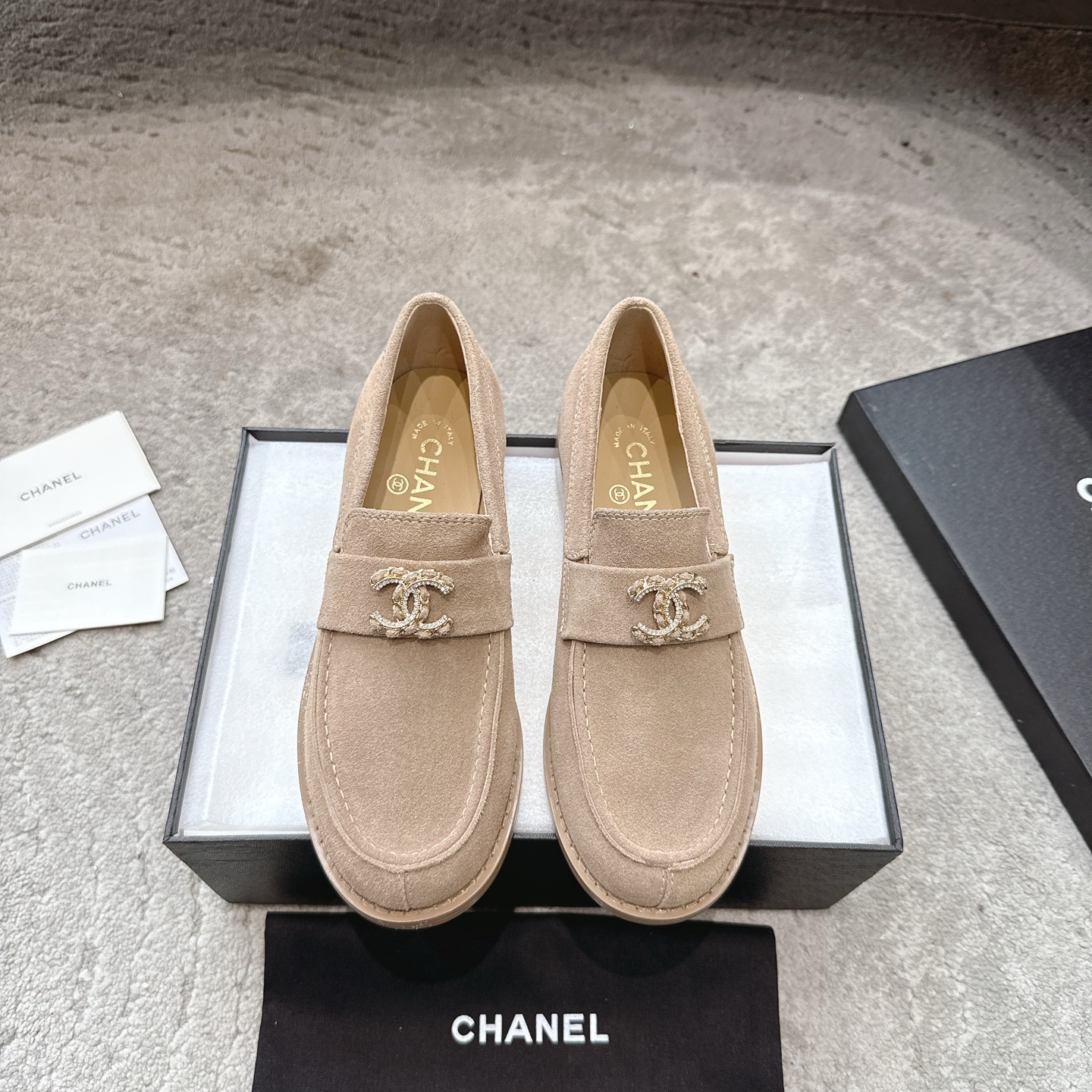 NO:475317,Chanel 25a new loafers in autumn and winter, a must-have hot product for Xiangjia, a new loafer, a simple and high-end design, super versatile! Double C logo embellishment! Imported cowhide The texture of natural animal leather visible to the naked eye! Top version, no pressure in and out of the cabinet, very book-like and elegant on the feet, super good foot feel, versatile items, goddess series, with the elegant and famous temperament of Xiangjia, super durable, irresistible, heart-wonderful... Upper cowhide/suede, inner sheepskin, imported genuine leather sole Size: 35-41 (41 custom made without return or exchange), loafers, chanel, chanel, loafers, cowhide, sheepskin, chamois leather, Leather soles19860909Chanel 25a新款乐福鞋秋冬 香家必备爆款 香奶奶新品乐福鞋 设计简约高级,超级百搭款！双C logo点缀！进口牛皮肉眼可见的天然动物皮革的质感！顶级版本 进出柜柜无压力 上脚很有书香气质 脚感超好 百搭单品 女神系列,拥有香家特色优雅名媛气质,超级耐看,让人无法抗拒,心动ing…… 鞋面牛皮/麂皮 內里羊皮 大底进口真皮大底 码数:35-41（41定制不退换）,乐福鞋,chanel,chanel,loafers,cowhide,sheepskin,chamois leather,Leather soles,Women's Shoes