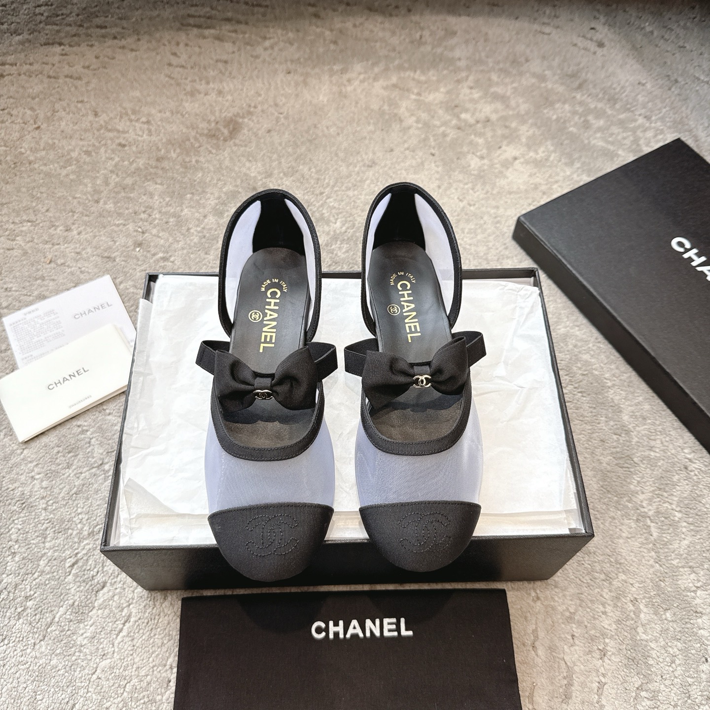 NO:447673,CHANEL 25b autumn and winter new ballet Mary Jane shoes really fall in love with it at first glance. Wearing Chanel Xiaoxiang C's super stylish pair of flat shoes, single-shelf shoes with small socks, it is very outstanding. The most beautiful Mary Jane shoes of the year are paired with sexy small shoes. The cute and playful feel is just right. The original version is cut 1:1. Chanel Chanel's thousands of years classic round-toe ballet shoes. There is not much good quality. It is truly stress-free when entering and exiting the counter. Regardless of the last, leather selection, and manufacturing technology, it is genuine craftsmanship, very exquisite. Upper calfskin, inner footbed sheepskin, soles Italian genuine leather sole size35-41 (41 customization, no return or exchange), Mary Jane, chanel, chanel, chanel, chanel, mary  jane cowhide sheepskin socks19860909CHANEL 25b秋冬新款芭蕾舞玛丽珍鞋 真的一眼爱上的程度 穿上想跳芭蕾的Chanel小香C家超级有格调的一双平底单鞋单穿配个小袜子都非常出彩 本年度最美玛丽珍鞋搭配性感小单鞋 将可爱俏皮拿捏得恰到好处 自带富家千金的感觉 原版1:1切割而成 Chanel香奈儿万年经典 圆头芭蕾舞鞋 好品质不多 真正做到随便进出专柜无压力 无论楦型、皮料选择、制造工艺都是正品工艺,十分考究. 鞋面小牛皮 内里垫脚羊皮 鞋底意大利真皮底 size35-41（41 定制不退换）,玛丽珍,chanel,chanel,chanel,mary jane,cowhide,sheepskin,socks,Women's Shoes