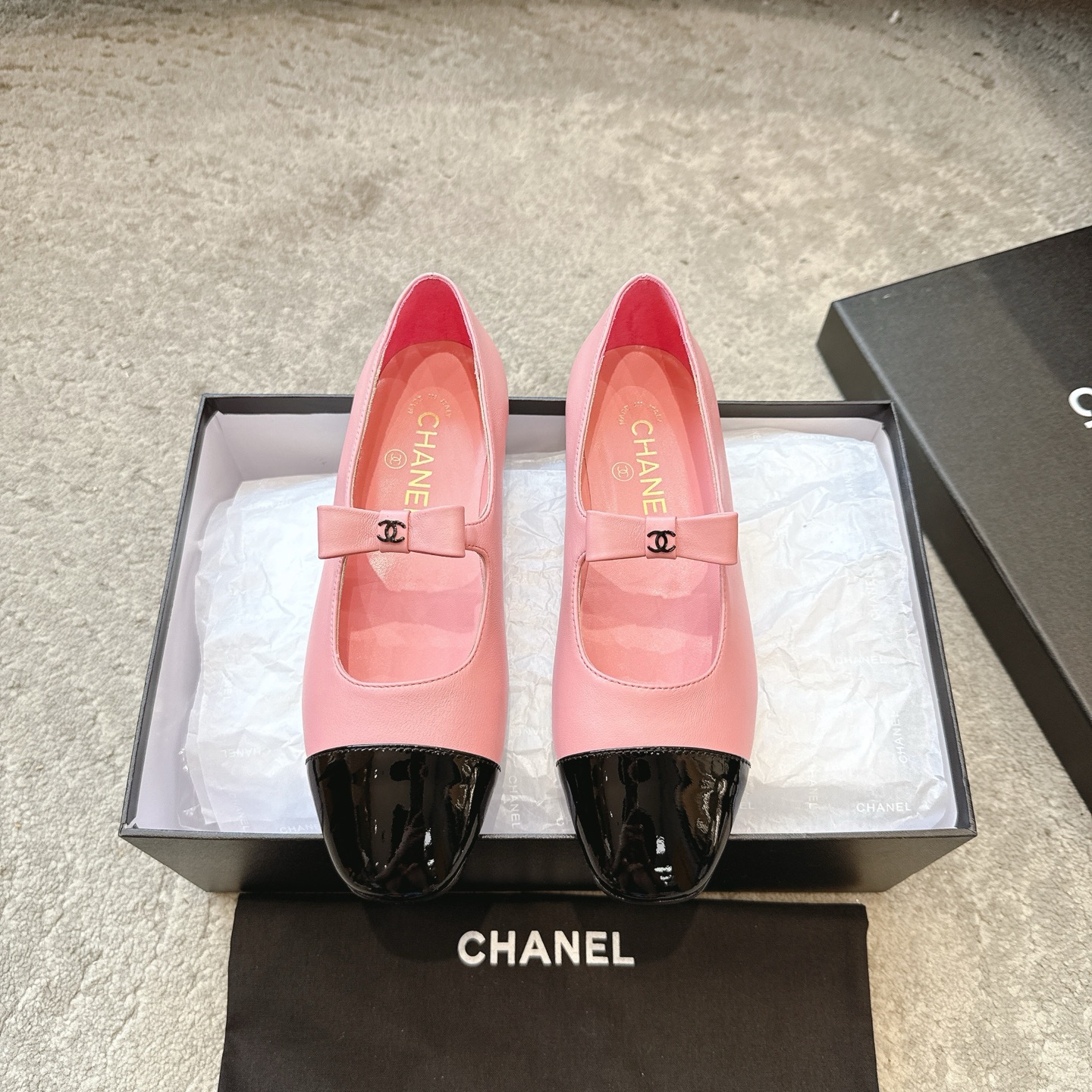 NO:447660,CHANEL 25b Autumn and Winter New Bow Mary Zhen Xiaoxiang Autumn and Winter New Products Retro Mary Zhen is so good. I personally like the classic combinations the most, which have the feeling of retro Little Fragrance from the 1980s. The styles are novel and fashionable, and the craftsmanship is perfectly combined. The beautiful Little Fragrance Mary Zhen ballet shoes, simple solid colors and no complex design, spring pairings and gauze skirts can set off a different level of luxury! Fabric: Imported lambskin/paper leather Inner/foot pad: Imported sheepskin Outsole: Italian imported genuine leather sole Size: 35-41 (4041 custom made without return or exchange), Mary Jane, Chanel, Mary jane, skirts, sheepskin, Leather soles19860909CHANEL 25b秋冬新款蝴蝶结玛丽珍 小香秋冬新品 复古的玛丽珍太对味了,个人最喜欢好经典的搭配,颇有80年代复古小香风的感觉,款式新颖时尚,工艺完美结合.好看的小香玛丽珍芭蕾单鞋,简约的的纯色没有复杂设计,春天配小脚裤,纱裙都能衬托出别样的高级！ 面料: 进口小羊皮/漆皮 内里/垫脚: 进口出羊皮 大底: 意大利进口真皮大底 Size:35-41（4041定做不退換）,玛丽珍,chanel,mary jane,skirts,sheepskin,Leather soles,Women's Shoes