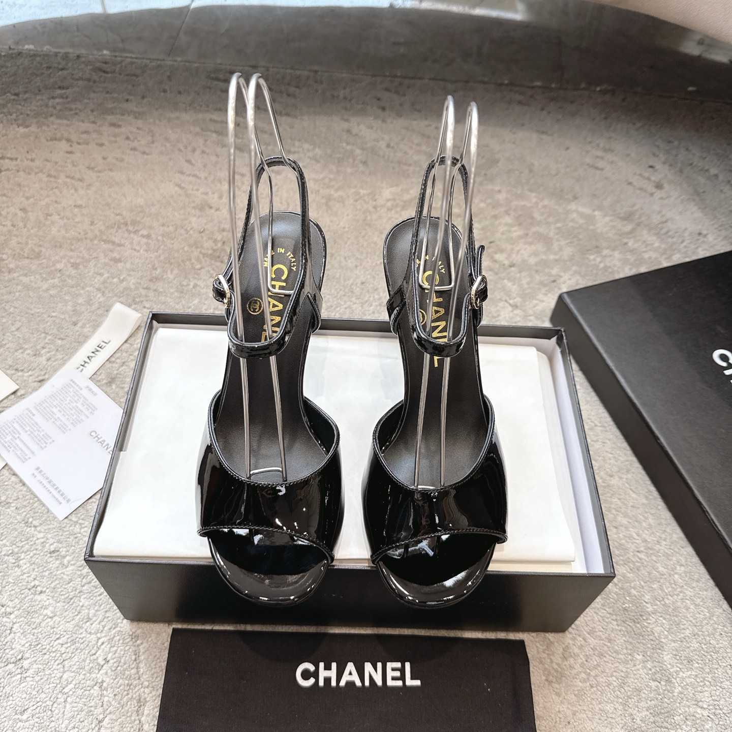 CHANEL сандалі  скура  выглядаюць белымі на нагах  стыльныя