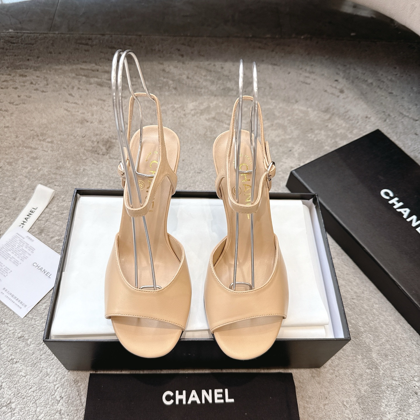 CHANEL сандалі скураныя, робяць ногі светлымі, элегантныя