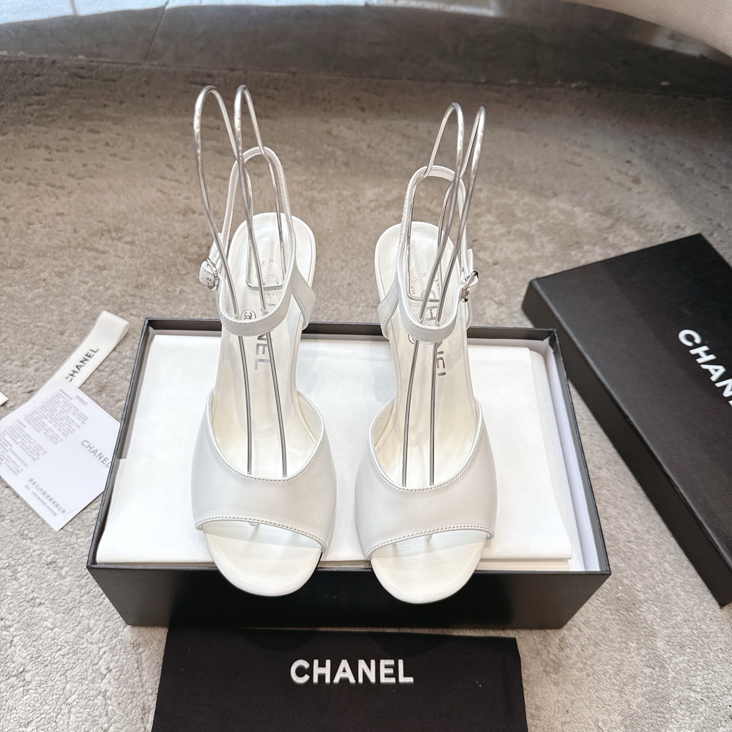 CHANEL сандалі скураныя, робяць ногі белымі, элегантны фасон