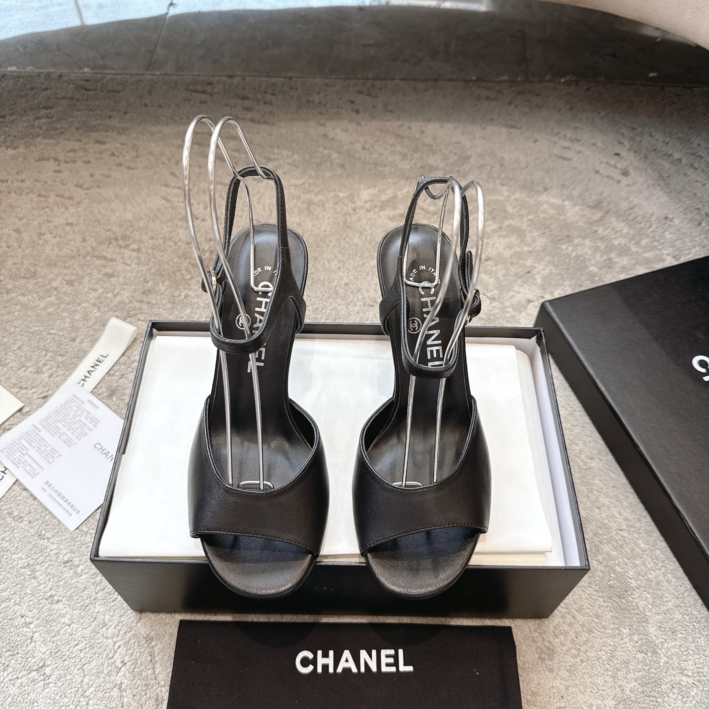 CHANEL сандалі скураныя, робяць ногі светлымі, элегантныя