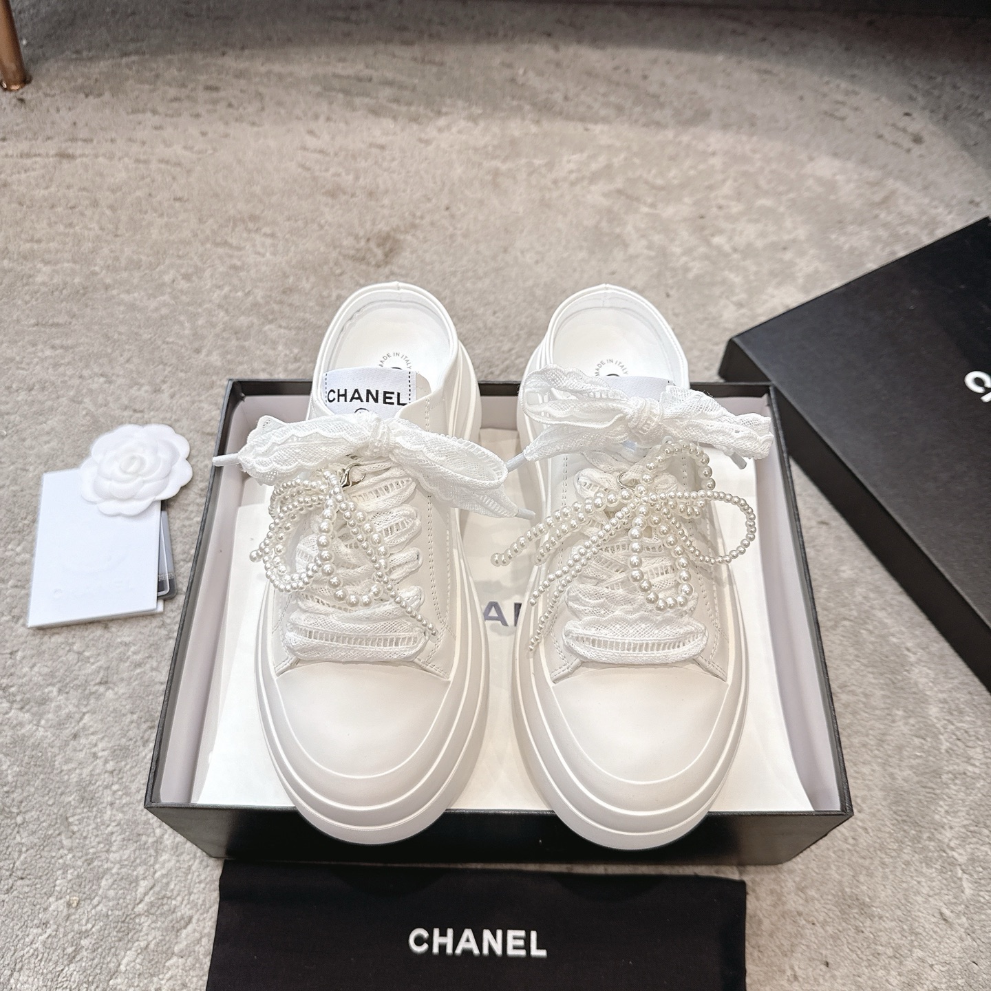 NO:482369,CHANEL25p lace puffs, pearl chain sneakers, same style as internet celebrities, the latest show series on the counter, one to one original arrangement and matching this versatile board shoes, it looks ordinary, it is really easy to match after being put on, it is cool, the heel is a three-dimensional logo, full of details, this casual shoe is very light, it is super comfortable to wear, the comfort is not to be said, it is straightforward, the inner foot is imported sheepskin, the original private model and the sole is Size35-40 (customized by 34 and 40), casual shoes/sports shoes, chanel, sneakers, sheepskin19860909CHANEL25p蕾丝泡芙 珍珠链条运动鞋 网红明星同款 专柜最新走秀主打系列上 一比一原版排列搭配 这款百搭的板鞋 看似平平无奇 上脚后属实好搭 酷毙了 后跟拼起来是立体的logo 细节满满 这款休闲鞋很轻便 上脚超舒服的 舒适度没得说 直接满分 内里垫脚进口羊皮里 大底原私模大底  Size35-40（34、40订做）,休闲鞋/运动鞋,chanel,sneakers,sheepskin,Women's Shoes