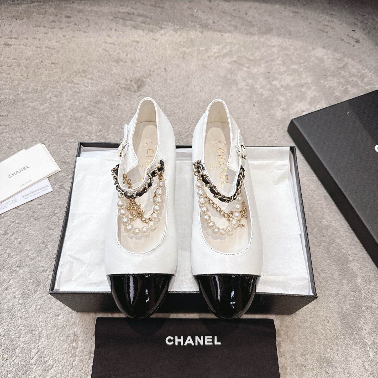 NO:482360,CHANEL25b autumn and winter new pearl chain Mary Zhen shoes really fall in love with it at first glance. When wearing Chanel who wants to dance ballet, Xiaoxiang C's super stylish pair of flat shoes and singles wear with small socks, they are very outstanding. The most beautiful Mary Zhen shoes of the year are paired with sexy small shoes. The cute and playful grasp is just right. The feeling of a rich family is rich. Upper sheepskin inner sheepskin soles Italian leather soles size35-41 (40 41 custom-made non-return and exchange), Mary Zhen, chanel, chanel, mary jane, sheepskin, socks19860909CHANEL25b秋冬新款珍珠链条玛丽珍鞋 真的一眼爱上的程度 穿上想跳芭蕾的Chanel,小香C家超级有格调的一双平底单鞋单穿配个小袜子都非常出彩 本年度最美玛丽珍鞋搭配性感小单鞋 将可爱俏皮拿捏得恰到好处 自带富家千金的感觉 鞋面羊皮 内里羊皮 鞋底意大利真皮底 size35-41（40 41 定制不退换）,玛丽珍,chanel,chanel,mary jane,sheepskin,socks,Women's Shoes