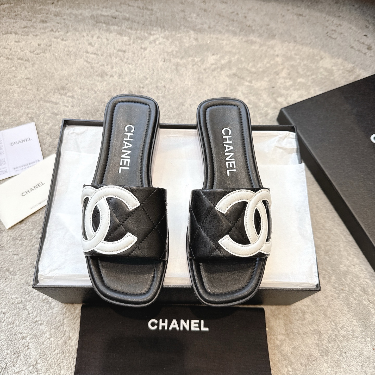 Mules CHANEL en veau, effet peau claire, style élégant