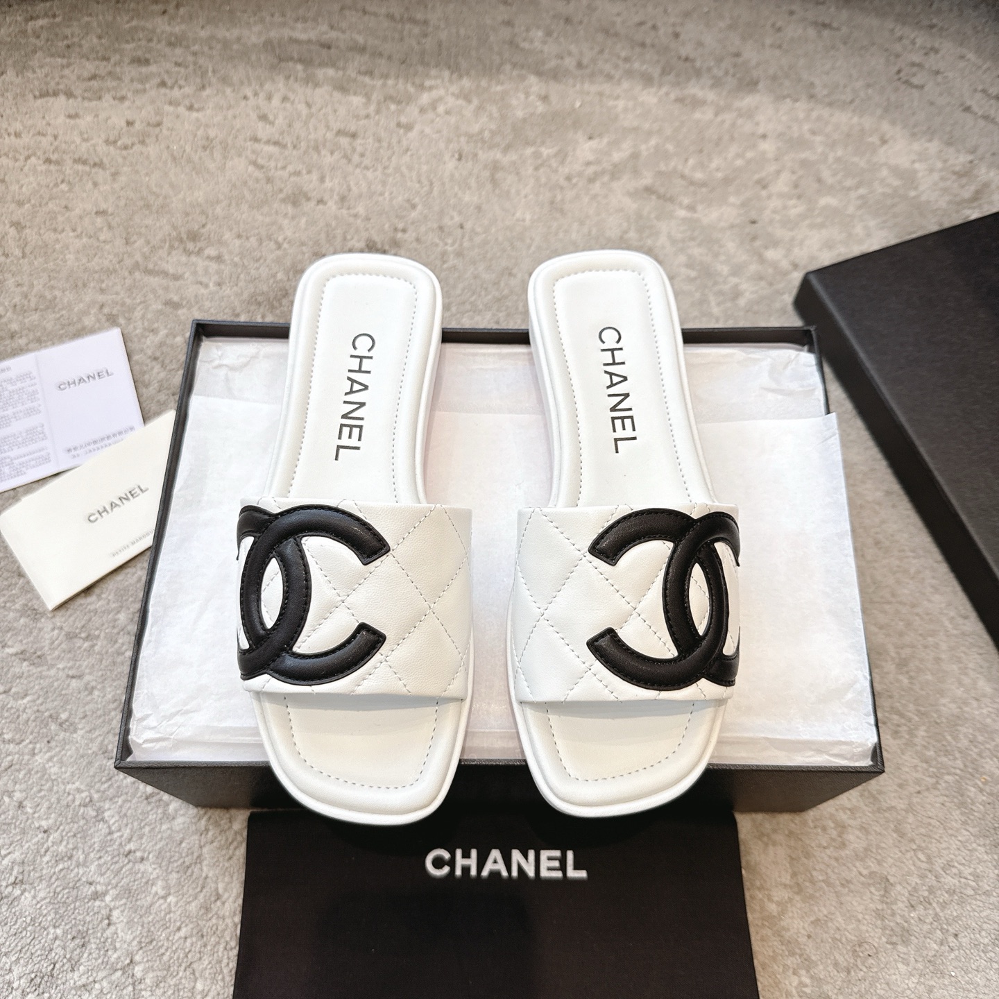 Mules CHANEL en veau, effet peau claire, style élégant
