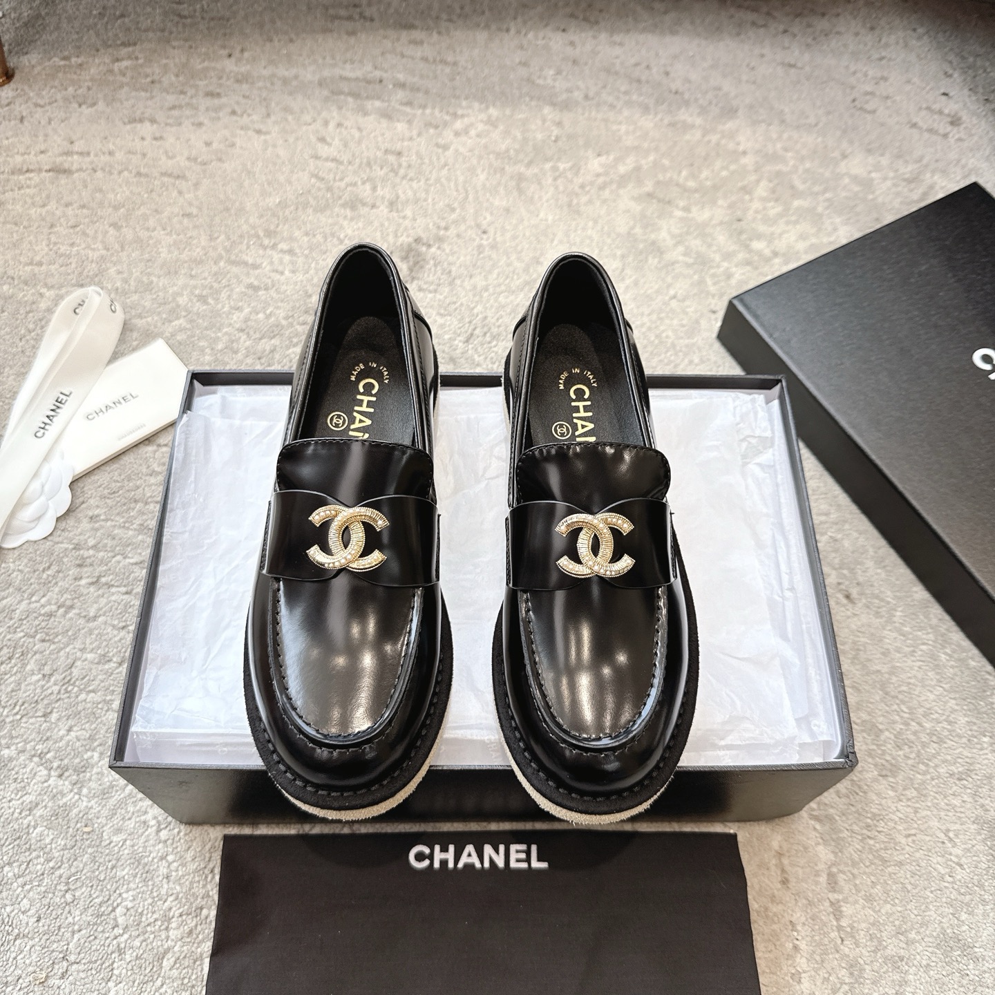 NO:475269,Chanel 25b new loafers in autumn and winter, a must-have hot product for Xiangjia, a new loafer, a simple and high-end design, super versatile! Double C logo embellishment! Imported cowhide The texture of natural animal leather visible to the naked eye! Top version, no pressure in and out of the cabinet, very book-like and elegant on the feet, super good foot feel, versatile items, Goddess series, with the elegant and famous temperament of Xiangjia, super durable, irresistible, heart-wrenching... Upper cowhide/suede, inner sheepskin, imported Oxford sole Size: 35-41 (41 custom made without return and exchange, loafers, chanel, chanel, loafers, cowhide, sheepskin, chamois leather19860909Chanel 25b新款乐福鞋秋冬 香家必备爆款 香奶奶新品乐福鞋 设计简约高级,超级百搭款！双C logo点缀！进口牛皮肉眼可见的天然动物皮革的质感！顶级版本 进出柜柜无压力 上脚很有书香气质 脚感超好 百搭单品 女神系列,拥有香家特色优雅名媛气质,超级耐看,让人无法抗拒,心动ing…… 鞋面牛皮/麂皮 內里羊皮 大底进口牛津底 码数:35-41（41定制不退换,乐福鞋毛毛鞋,chanel,chanel,loafers,cowhide,sheepskin,chamois leather,Women's Shoes