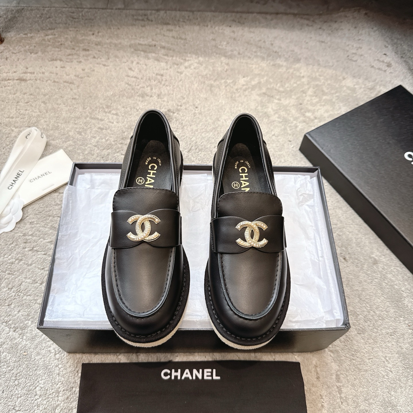 NO:475276,Chanel 25b new loafers in autumn and winter, a must-have hot product for Xiangjia, a new loafer, a simple and high-end design, super versatile! Double C logo embellishment! Imported cowhide The texture of natural animal leather visible to the naked eye! Top version, no pressure in and out of the cabinet, very book-like and elegant on the feet, super good foot feel, versatile items, Goddess series, with the elegant and famous temperament of Xiangjia, super durable, irresistible, heart-wonderful... Upper cowhide/suede, inner sheepskin, imported Oxford sole Size: 35-41 (41 custom made without return or exchange), loafers, chanel, chanel, loafers, cowhide, sheepskin, chamois leather19860909Chanel 25b新款乐福鞋秋冬 香家必备爆款 香奶奶新品乐福鞋 设计简约高级,超级百搭款！双C logo点缀！进口牛皮肉眼可见的天然动物皮革的质感！顶级版本 进出柜柜无压力 上脚很有书香气质 脚感超好 百搭单品 女神系列,拥有香家特色优雅名媛气质,超级耐看,让人无法抗拒,心动ing…… 鞋面牛皮/麂皮 內里羊皮 大底进口牛津底 码数:35-41（41定制不退换）,乐福鞋毛毛鞋,chanel,chanel,loafers,cowhide,sheepskin,chamois leather,Women's Shoes