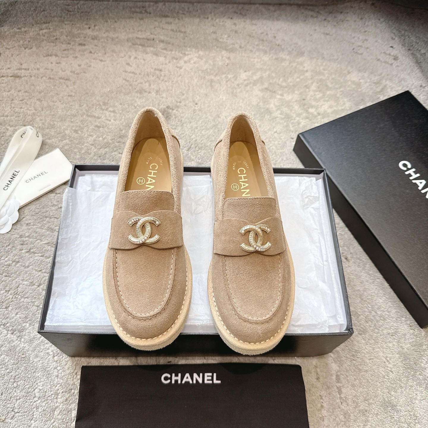 NO:475282,Chanel 25b new loafers in autumn and winter, a must-have hot product for Xiangjia, a new loafer, a simple and high-end design, super versatile! Double C logo embellishment! Imported cowhide The texture of natural animal leather visible to the naked eye! Top version, no pressure in and out of the cabinet, very book-like and elegant on the feet, super good foot feel, versatile items, Goddess series, with the elegant and famous temperament of Xiangjia, super durable, irresistible, heart-wonderful... Upper cowhide/suede, inner sheepskin, imported Oxford sole Size: 35-41 (41 custom made without return or exchange), loafers, chanel, chanel, loafers, cowhide, sheepskin, chamois leather19860909Chanel 25b新款乐福鞋秋冬 香家必备爆款 香奶奶新品乐福鞋 设计简约高级,超级百搭款！双C logo点缀！进口牛皮肉眼可见的天然动物皮革的质感！顶级版本 进出柜柜无压力 上脚很有书香气质 脚感超好 百搭单品 女神系列,拥有香家特色优雅名媛气质,超级耐看,让人无法抗拒,心动ing…… 鞋面牛皮/麂皮 內里羊皮 大底进口牛津底 码数:35-41（41定制不退换）,乐福鞋毛毛鞋,chanel,chanel,loafers,cowhide,sheepskin,chamois leather,Women's Shoes