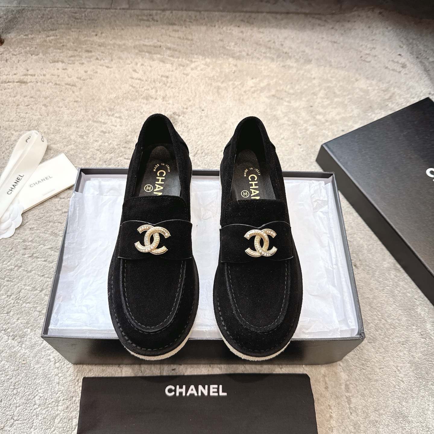 NO:475288,Chanel 25b new loafers in autumn and winter, a must-have hot product for Xiangjia, a new loafer, a simple and high-end design, super versatile! Double C logo embellishment! Imported cowhide The texture of natural animal leather visible to the naked eye! Top version, no pressure in and out of the cabinet, very book-like and elegant on the feet, super good foot feel, versatile items, Goddess series, with the elegant and famous temperament of Xiangjia, super durable, irresistible, heart-wonderful... Upper cowhide/suede, inner sheepskin, imported Oxford sole Size: 35-41 (41 custom made without return or exchange), loafers, chanel, chanel, loafers, cowhide, sheepskin, chamois leather19860909Chanel 25b新款乐福鞋秋冬 香家必备爆款 香奶奶新品乐福鞋 设计简约高级,超级百搭款！双C logo点缀！进口牛皮肉眼可见的天然动物皮革的质感！顶级版本 进出柜柜无压力 上脚很有书香气质 脚感超好 百搭单品 女神系列,拥有香家特色优雅名媛气质,超级耐看,让人无法抗拒,心动ing…… 鞋面牛皮/麂皮 內里羊皮 大底进口牛津底 码数:35-41（41定制不退换）,乐福鞋毛毛鞋,chanel,chanel,loafers,cowhide,sheepskin,chamois leather,Women's Shoes