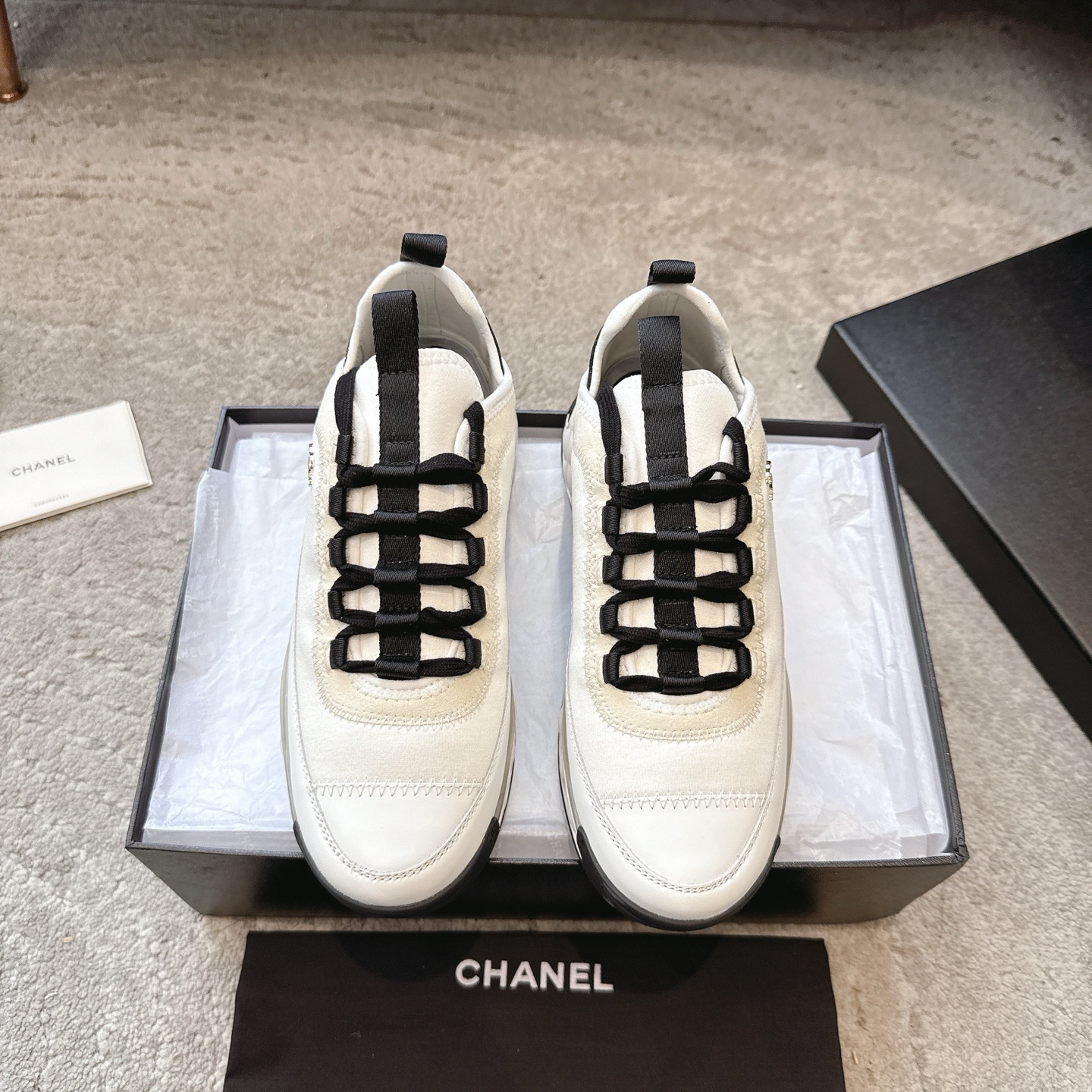 NO:482353,CHANEL 1000-year classic sneakers series This classic design; retro style; outsole but fashionable and sporty; extraordinary inclusion of various elements. The diversified mix and match is very beautiful and versatile, casual, fashionable, sports, and outdoors. Spliced ​​upper (frosted calfskin breathable mesh) Original custom lambskin inner original mold opening hardware Original mold opening combination sole Women's model 35-41 (40, 41 custom made) Supporting packaging, casual shoes/sports shoes, chanel, sneakers, cowhide, sheepskin19860909CHANEL 万年经典运动鞋系列 这款经典设计；复古的风格；大底却时尚运动；不平凡的拥入了多种元素 多元化混搭非常好看百搭,休闲,时尚,运动,户外都能兼顾 拼接鞋面（磨砂小牛皮透气网布） 原版定制小羊皮内里 原版开模五金 原版开模组合底 女款35—41(40、41定做） 配套包装,休闲鞋/运动鞋,chanel,sneakers,cowhide,sheepskin,Women's Shoes
