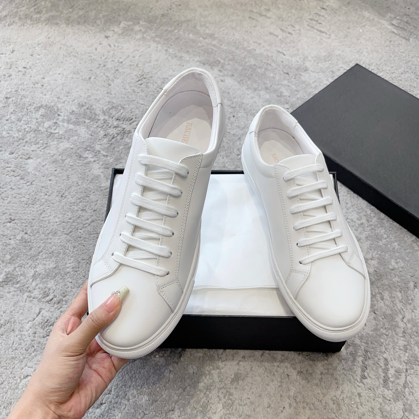 NO:482367,Chanel-vintage Collection of limited-grade casual white shoes upgraded version (exclusive private model) seems simple white shoes. 7 sets of customized molds. Xiaoxiang's original version was finally bought in the middle-aged store and violently dismantled it. Xiaoxiang's iron fans should be very familiar with this small white shoes. The ZP is expensive, and you can't buy it. You can't find this collector's version even if you buy it on behalf of others. Xiaoxiang's iron fans are lucky [color] Material: The upper is made of imported grained silk calfskin (Pandora calf) and the inner foot pad is the same as the original. The inner foot pad is super breathable and the original mold opening customization (LOGO engraving is clear and clear), the exclusive private mold injection molding foot pad The sole uses the original uniform encryption rubber anti-slip bottom Size: 35 - 39 (40  Customized without return and exchange) (please untie the shoelaces when trying the foot, and if there is a crease on the back of the upper, it will not be returned and exchanged), casual shoes/sports shoes, chanel, sneakers, cowhide, sheepskin19860909Chanel-vintage 收藏限量级休闲小白鞋升级版 (独家私模)看似简单的小白鞋 开模7套定制 小香这款原版我家好不容易在中古店买回暴力拆解,小香的铁粉应该都很熟悉钟爱这款小白鞋,ZP价格不菲哟,有也买不到,代购都找不到这款收藏版,小香的铁粉们有福啦[色] 材质:鞋面采用进口粒纹丝绸小牛皮(潘多拉小牛)内里垫脚是跟原版一样羊皮里超级透气原版开模定制(LOGO雕刻字样清晰明了),独家私模注塑垫脚 大底采用原版一致加密橡胶防滑底 Size: 35 - 39 (40 定制不退换)（试脚请解开鞋带,鞋面后包如有折痕不予退换）,休闲鞋/运动鞋,chanel,sneakers,cowhide,sheepskin,Women's Shoes
