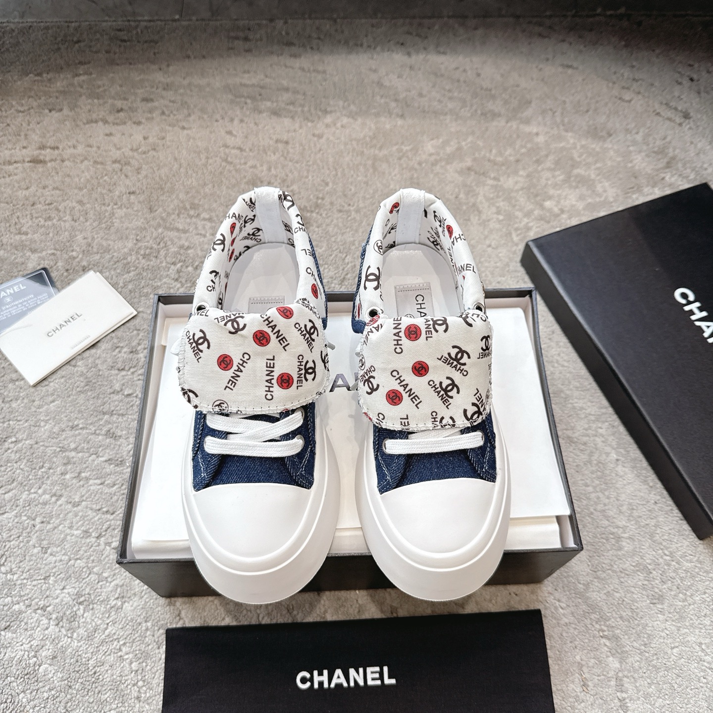 CHANEL sneakers, populair bij influencers en sterren, maken je slanker en benen langer, schattige retro look, canvas, watergeverfd leer