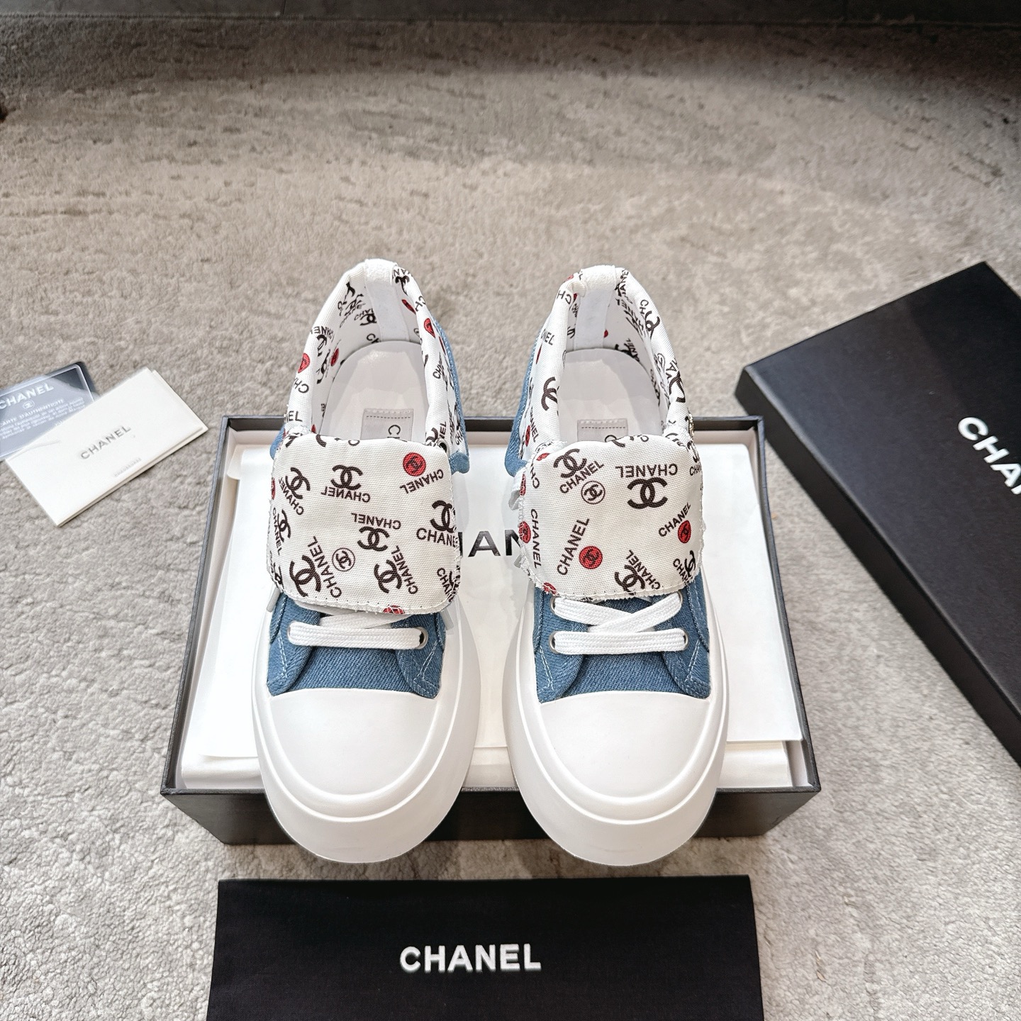 NO:461164,Comment Chanel* Xiaoxiang 2025ss latest casual shoes, currently super popular cookie shoes, youthful and energetic. Wear it as if you are back in your student days. Internet celebrity star Xiaohongshu is chasing and promoting it. The silly cute and cute look is a bit retro!  Special shape, very recognizable, slimming and long legs, absolutely powerful, comfortable to wear, high appearance, comfortable, ** I must recommend it to everyone, the main feature of this year's series, minimalist style, comfortable and versatile, original custom canvas, foot pad 5D printed canvas, comfortable foot feeling, large sole open mold high elastic rubber sponge cake, size 35-39 (40 sizes customized without return or exchange), casual shoes/sports shoes, chanel, sneakers19860909批 Chanel* 小香2025ss最新休闲鞋,目前超级流行的饼干鞋 青春活力无限 穿上它 仿佛回到了学生时代 网红明星小红书狂追热推 发售蠢萌可爱的造型带了点复古味！ 造型特殊,很有辨识度, 显瘦显腿长,绝对实力派,穿上也很舒服,高颜值 舒适,** 一定要推荐给大家,今年系列的主打, 极简风格 舒适百搭 面料原版订制帆布 垫脚5D打印帆布LOGO,脚感舒适 大底开模高弹橡胶松糕大底 码数35-39 (40码订做不退换),休闲鞋/运动鞋,chanel,sneakers,Women's Shoes