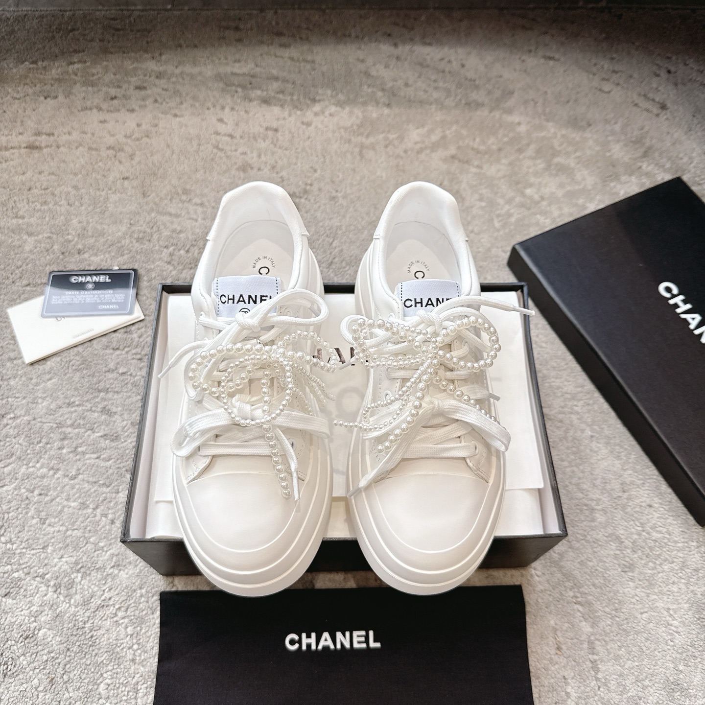 NO:461181,CHANEL25p lace puffs, pearl chain sneakers, same style as internet celebrities, the latest show series on the counter, one to one original arrangement and matching this versatile board shoes, it looks ordinary, it is really easy to match after being put on, it is cool, the heel is a three-dimensional logo, full of details, this casual shoe is very light, it is super comfortable to put on, the comfort is not to be said, it is straightforward, the inner foot is imported sheepskin, the original private model and the sole is Size35-40 (customized by 34 and 40), casual shoes/sports shoes, chanel, sneakers, sheepskin19860909批 CHANEL25p蕾丝泡芙 珍珠链条运动鞋 网红明星同款 专柜最新走秀主打系列上 一比一原版排列搭配 这款百搭的板鞋 看似平平无奇 上脚后属实好搭 酷毙了 后跟拼起来是立体的logo 细节满满 这款休闲鞋很轻便 上脚超舒服的 舒适度没得说 直接满分 内里垫脚进口羊皮里 大底原私模大底  Size35-40（34、40订做）,休闲鞋/运动鞋,chanel,sneakers,sheepskin,Women's Shoes