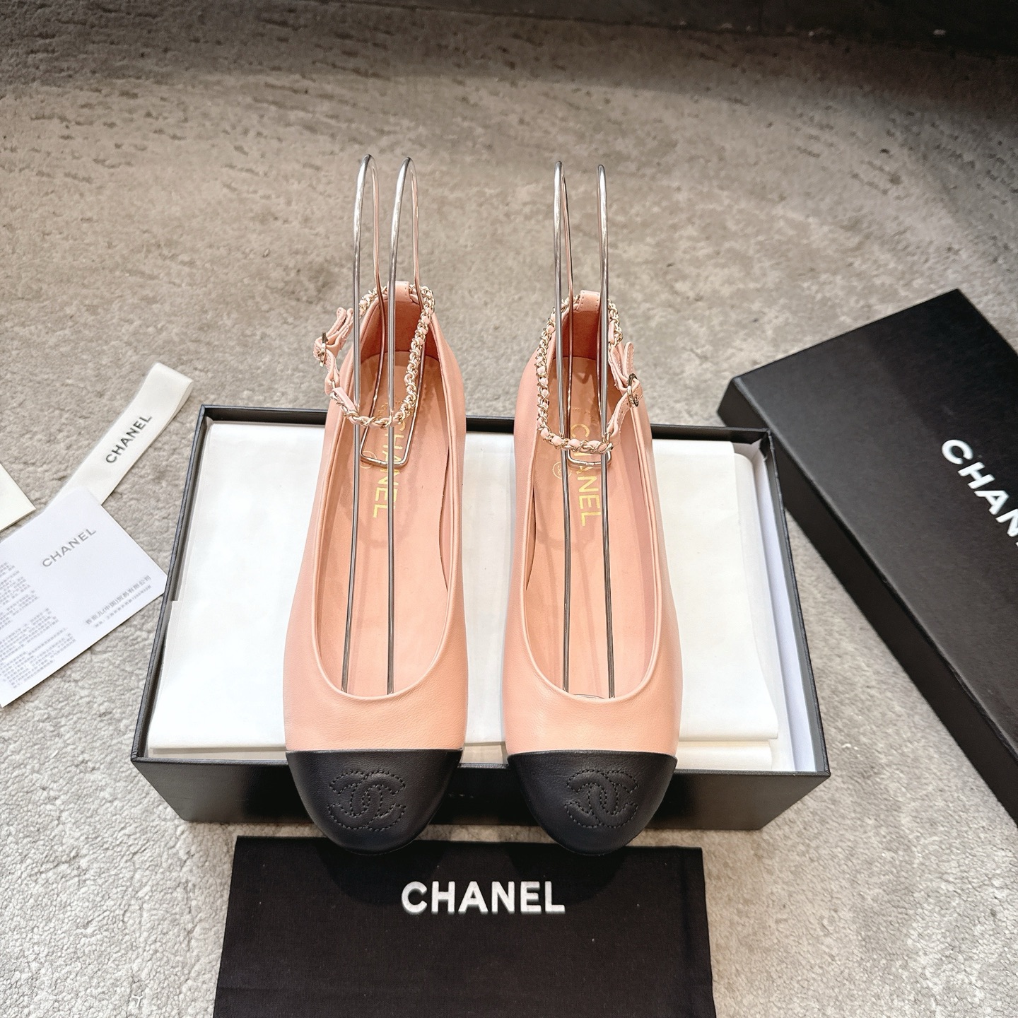 NO:466640,Chanel Xiaoxiang 25a Handicraftshop series Mary Zhen The very popular big double C design handmade car line is very time-consuming and labor-intensive. Unique big bottom double-combination method allows you to accidentally reveal the highlights. The big bottom line will never take off the bottom and firm permanent retro is the classic and rich C flavor. The fabric uses original imported mixed lambskin, inner foot pad small goatskin, large bottom original customized Italian leather big bottom Size35-39 (40.41 custom made without return or exchange), Mary Zhen, chanel, mary jane, sheepskin, Leather soles19860909Chanel 小香 25a手工坊系列玛丽珍 非常火的大双C设计手工车线非常耗时耗力 独特大底双拼做法 让你不经意露出亮点大底车线永不脱底牢固永久复古就是经典浓郁C味永久流传 面料采用原版进口混种小羊皮 内里垫脚小山羊皮 大底原版定制意大利真皮大底 Size35-39（40.41订做不退换）,玛丽珍,chanel,mary jane,sheepskin,Leather soles,Women's Shoes