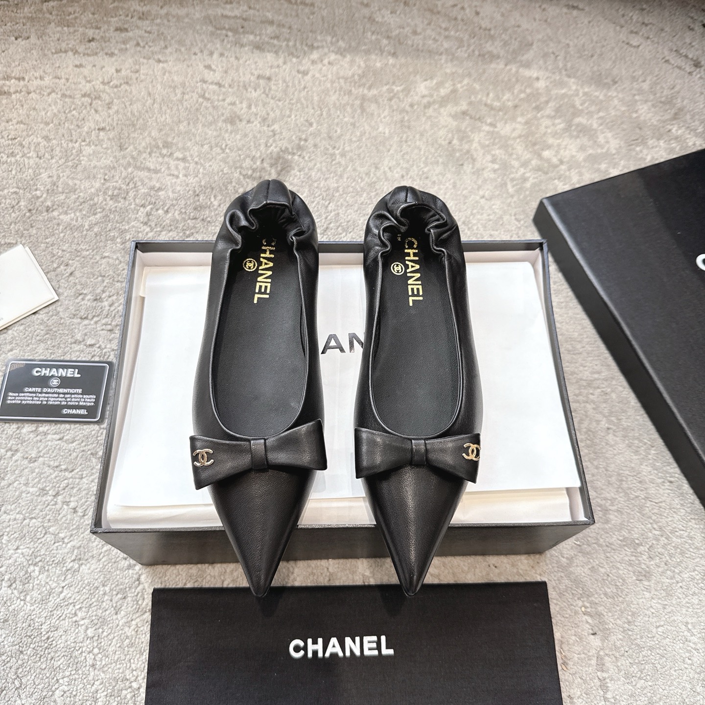 NO:466624,CHANEL 25b Autumn and Winter New Bow Mary Zhen Xiaoxiang Autumn and Winter New Products Retro Mary Zhen is so good. I personally like the classic combinations the most, which have the feeling of retro Little Fragrance from the 1980s, with novel and fashionable styles and a perfect combination of craftsmanship. The beautiful Little Fragrance Mary Zhen ballet shoes, simple solid colors and no complex design, spring paired with trousers and gauze skirts can set off a different level of luxury! Fabric: Imported lambskin/paper leather Inner/foot pad: Imported sheepskin Outsole: Italian imported genuine leather sole Size: 35-41 (4041 custom made without return or exchange), Mary Jane, Chanel, Mary jane, skirts, sheepskin, Leather soles19860909CHANEL 25b秋冬新款蝴蝶结玛丽珍 小香秋冬新品 复古的玛丽珍太对味了,个人最喜欢好经典的搭配,颇有80年代复古小香风的感觉,款式新颖时尚,工艺完美结合.好看的小香玛丽珍芭蕾单鞋,简约的的纯色没有复杂设计,春天配小脚裤,纱裙都能衬托出别样的高级！ 面料: 进口小羊皮/漆皮 内里/垫脚: 进口出羊皮 大底: 意大利进口真皮大底 Size:35-41（4041定做不退換）,玛丽珍,chanel,mary jane,skirts,sheepskin,Leather soles,Women's Shoes