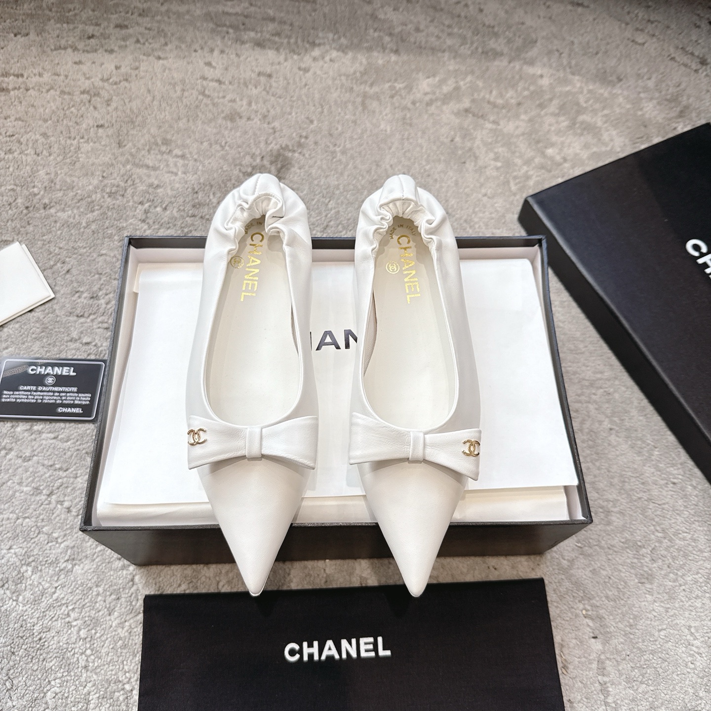 NO:466629,CHANEL 25b Autumn and Winter New Bow Mary Zhen Xiaoxiang Autumn and Winter New Products Retro Mary Zhen is so good. I personally like the classic combinations the most, which have the feeling of retro Little Fragrance from the 1980s, with novel and fashionable styles and a perfect combination of craftsmanship. The beautiful Little Fragrance Mary Zhen ballet shoes, simple solid colors and no complex design, spring paired with trousers and gauze skirts can set off a different level of luxury! Fabric: Imported lambskin/paper leather Inner/foot pad: Imported sheepskin Outsole: Italian imported genuine leather sole Size: 35-41 (4041 custom made without return and exchange, Mary Jane, chanel, mary jane, skirts, sheepskin, Leather soles19860909CHANEL 25b秋冬新款蝴蝶结玛丽珍 小香秋冬新品 复古的玛丽珍太对味了,个人最喜欢好经典的搭配,颇有80年代复古小香风的感觉,款式新颖时尚,工艺完美结合.好看的小香玛丽珍芭蕾单鞋,简约的的纯色没有复杂设计,春天配小脚裤,纱裙都能衬托出别样的高级！ 面料: 进口小羊皮/漆皮 内里/垫脚: 进口出羊皮 大底: 意大利进口真皮大底 Size:35-41（4041定做不退換,玛丽珍,chanel,mary jane,skirts,sheepskin,Leather soles,Women's Shoes