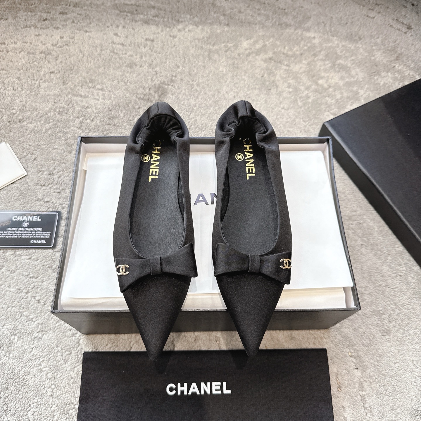 NO:466635,CHANEL 25b Autumn and Winter New Bow Mary Zhen Xiaoxiang Autumn and Winter New Products Retro Mary Zhen is so good. I personally like the classic combinations the most, which have the feeling of retro Little Fragrance from the 1980s, with novel and fashionable styles and a perfect combination of craftsmanship. The beautiful Little Fragrance Mary Zhen ballet shoes, simple solid colors and no complex design, spring paired with trousers and gauze skirts can set off a different level of luxury! Fabric: Imported lambskin/paper leather Inner/foot pad: Imported sheepskin Outsole: Italian imported genuine leather sole Size: 35-41 (4041 custom made without return or exchange), Mary Jane, Chanel, Mary jane, skirts, sheepskin, Leather soles19860909CHANEL 25b秋冬新款蝴蝶结玛丽珍 小香秋冬新品 复古的玛丽珍太对味了,个人最喜欢好经典的搭配,颇有80年代复古小香风的感觉,款式新颖时尚,工艺完美结合.好看的小香玛丽珍芭蕾单鞋,简约的的纯色没有复杂设计,春天配小脚裤,纱裙都能衬托出别样的高级！ 面料: 进口小羊皮/漆皮 内里/垫脚: 进口出羊皮 大底: 意大利进口真皮大底 Size:35-41（4041定做不退換）,玛丽珍,chanel,mary jane,skirts,sheepskin,Leather soles,Women's Shoes