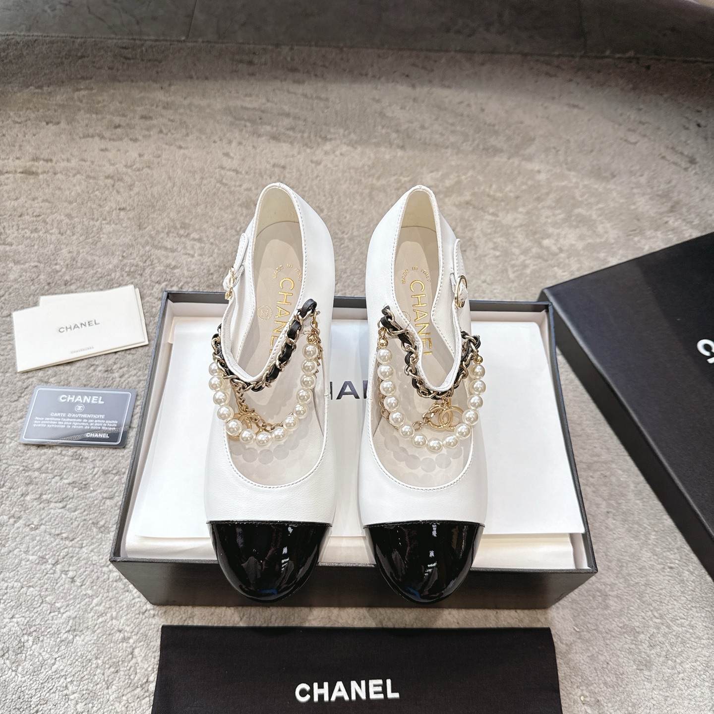 NO:466616,CHANEL25b autumn and winter new pearl chain Mary Zhen shoes really fall in love with it at first glance. When wearing Chanel who wants to dance ballet, Xiaoxiang C's super stylish pair of flat shoes and singles wear with small socks, they are very outstanding. The most beautiful Mary Zhen shoes of the year are paired with sexy small shoes. The cute and playful grasp is just right. The feeling of a rich family is rich. Upper sheepskin inner sheepskin soles Italian leather soles size35-41 (40 41 custom-made non-return and exchange), Mary Zhen, chanel, chanel, mary jane, sheepskin, socks19860909CHANEL25b秋冬新款珍珠链条玛丽珍鞋 真的一眼爱上的程度 穿上想跳芭蕾的Chanel,小香C家超级有格调的一双平底单鞋单穿配个小袜子都非常出彩 本年度最美玛丽珍鞋搭配性感小单鞋 将可爱俏皮拿捏得恰到好处 自带富家千金的感觉 鞋面羊皮 内里羊皮 鞋底意大利真皮底 size35-41（40 41 定制不退换）,玛丽珍,chanel,chanel,mary jane,sheepskin,socks,Women's Shoes